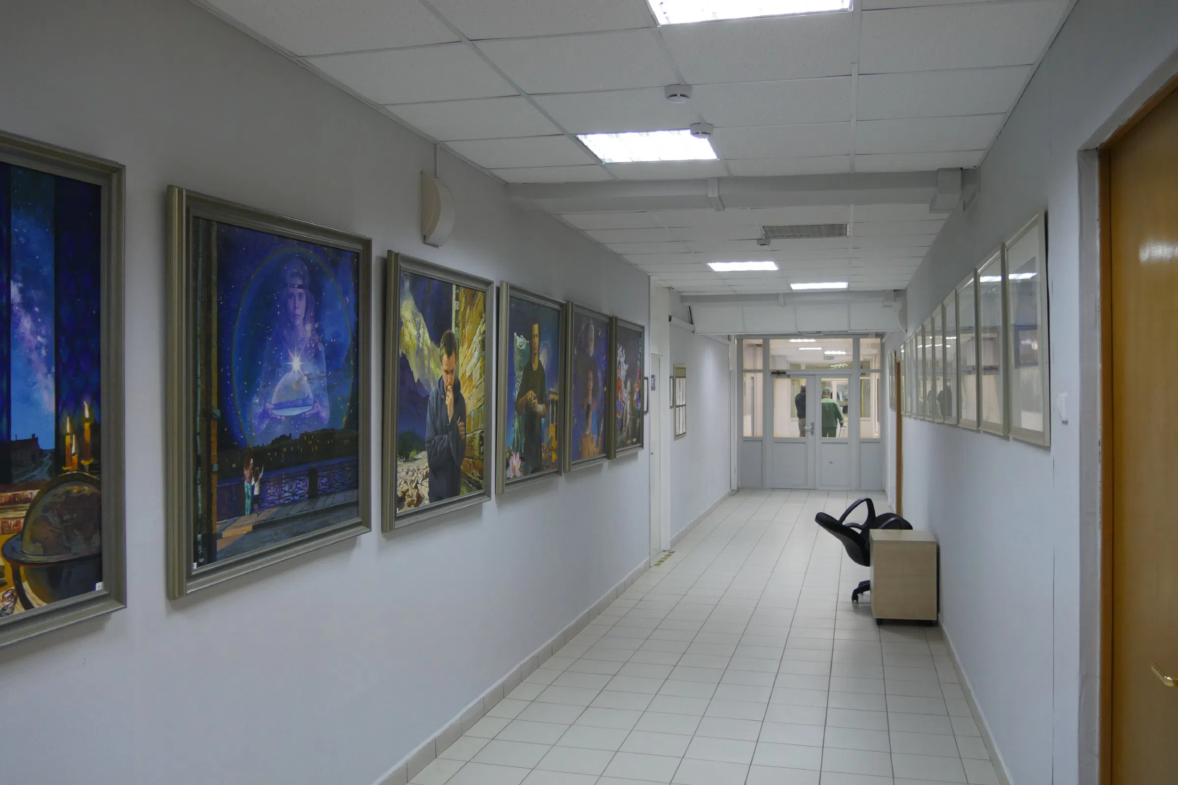 Длинный офисный коридор, фото 1