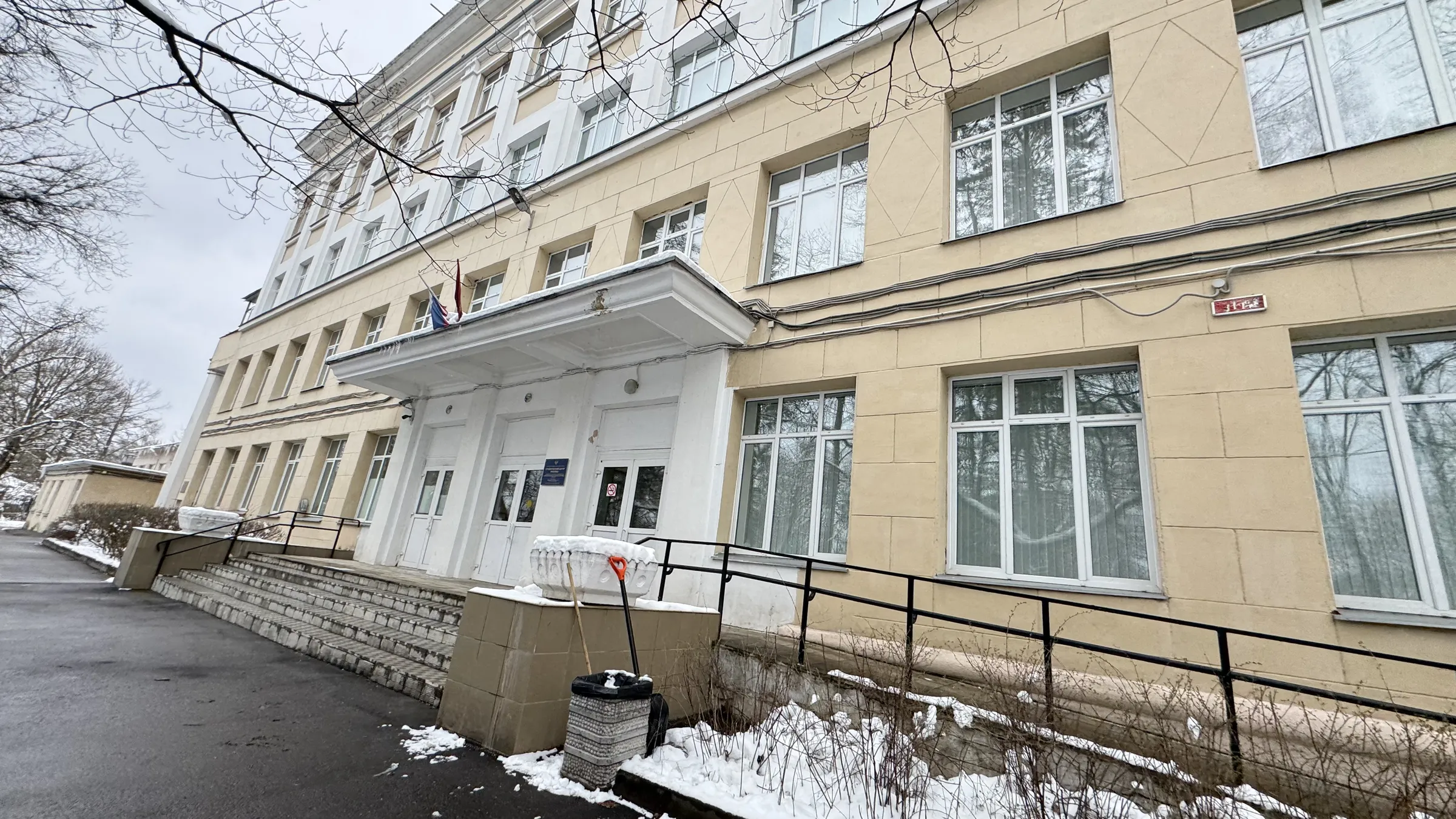 Желтый институт в парке, фото 4