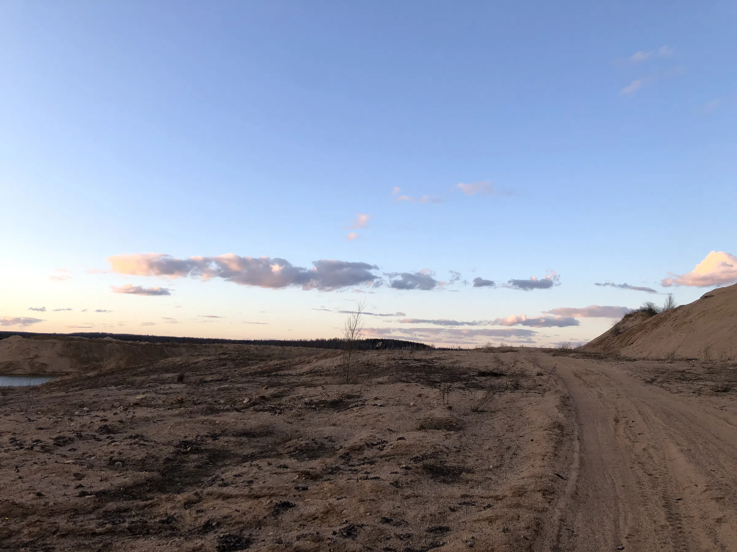 Карьер с озером на закате, фото 2