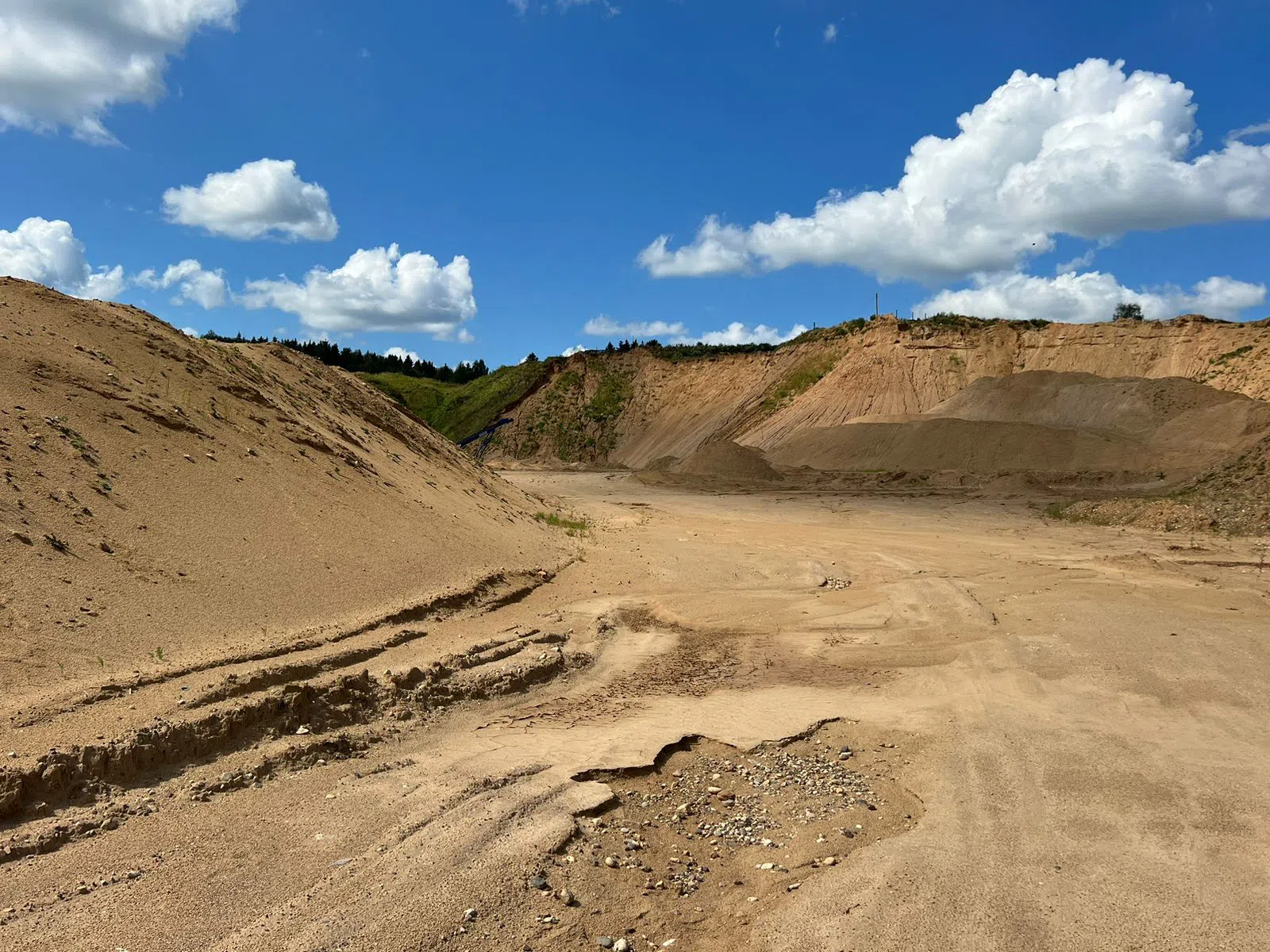Ржавый вагончик на карьере, фото 20