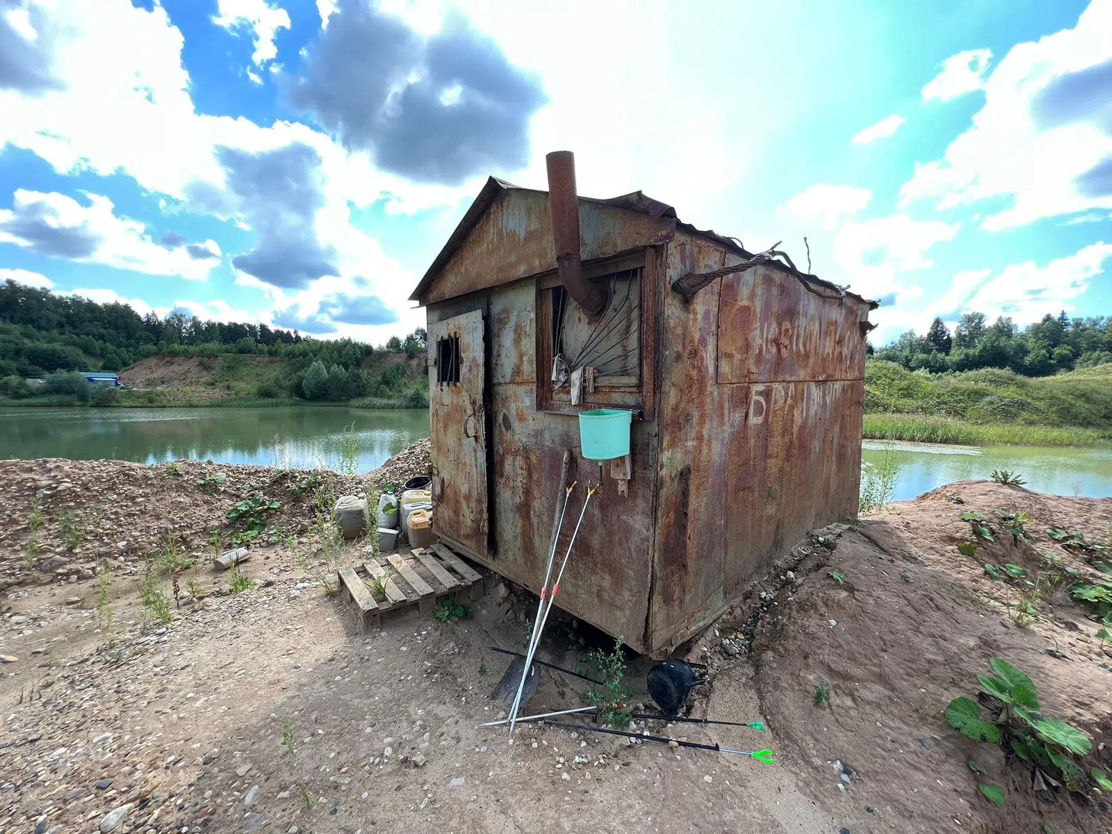 Ржавый вагончик на карьере, фото 7