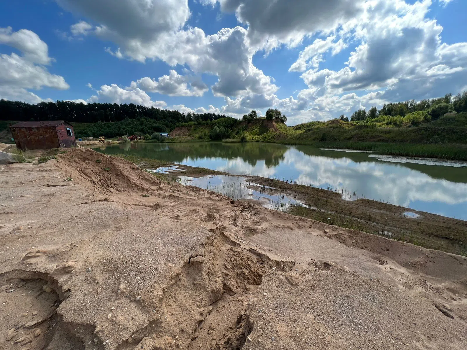 Ржавый вагончик на карьере, фото 5