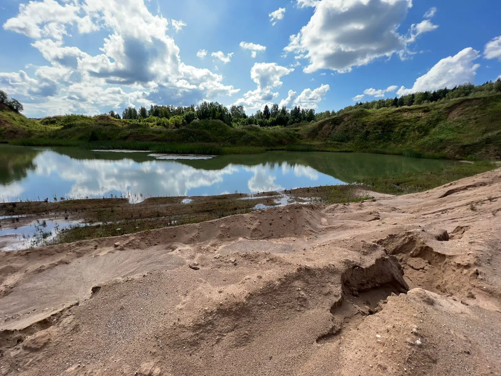 Ржавый вагончик на карьере, фото 17