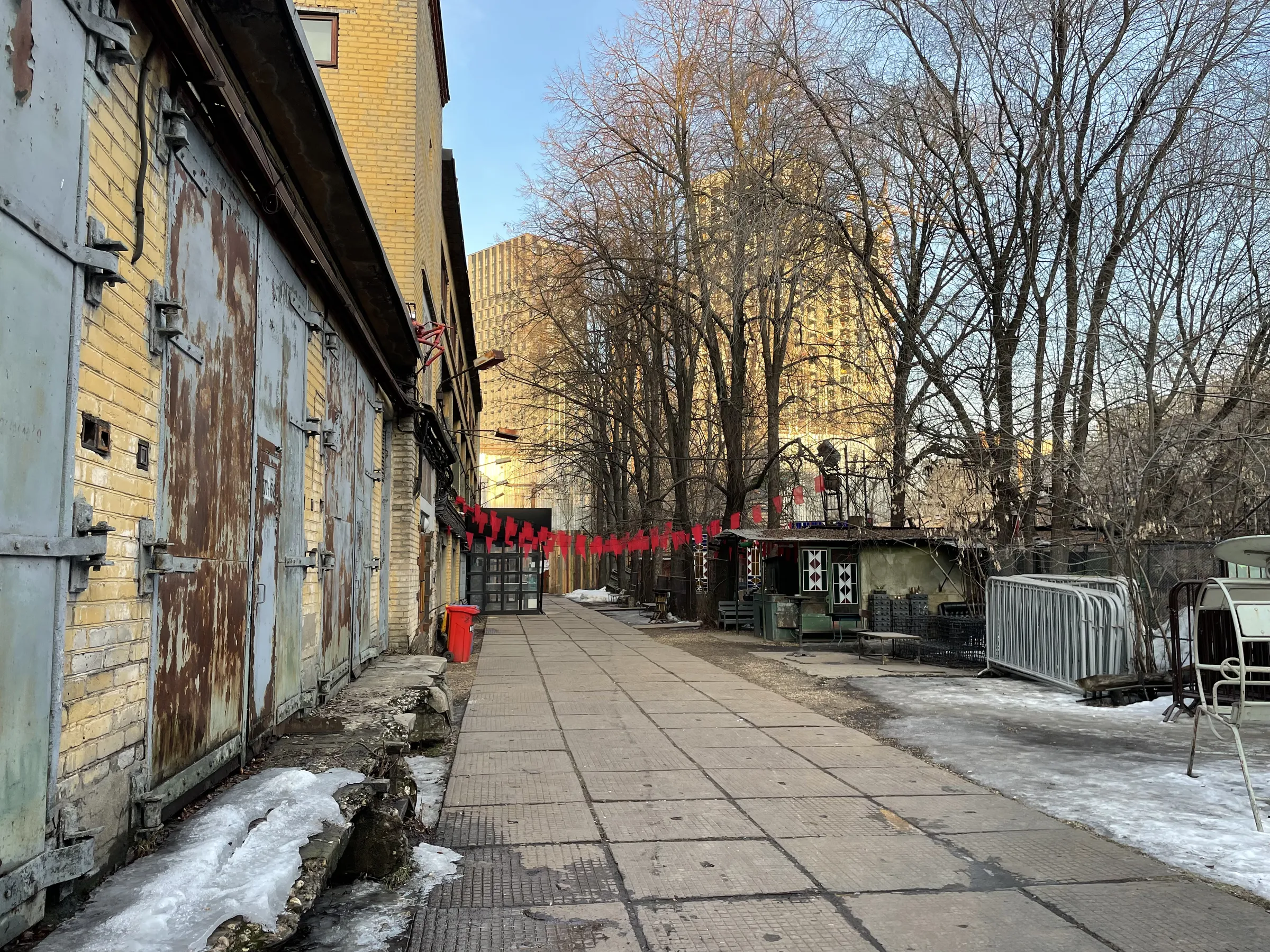 Заводской брутализм с граффити, фото 1