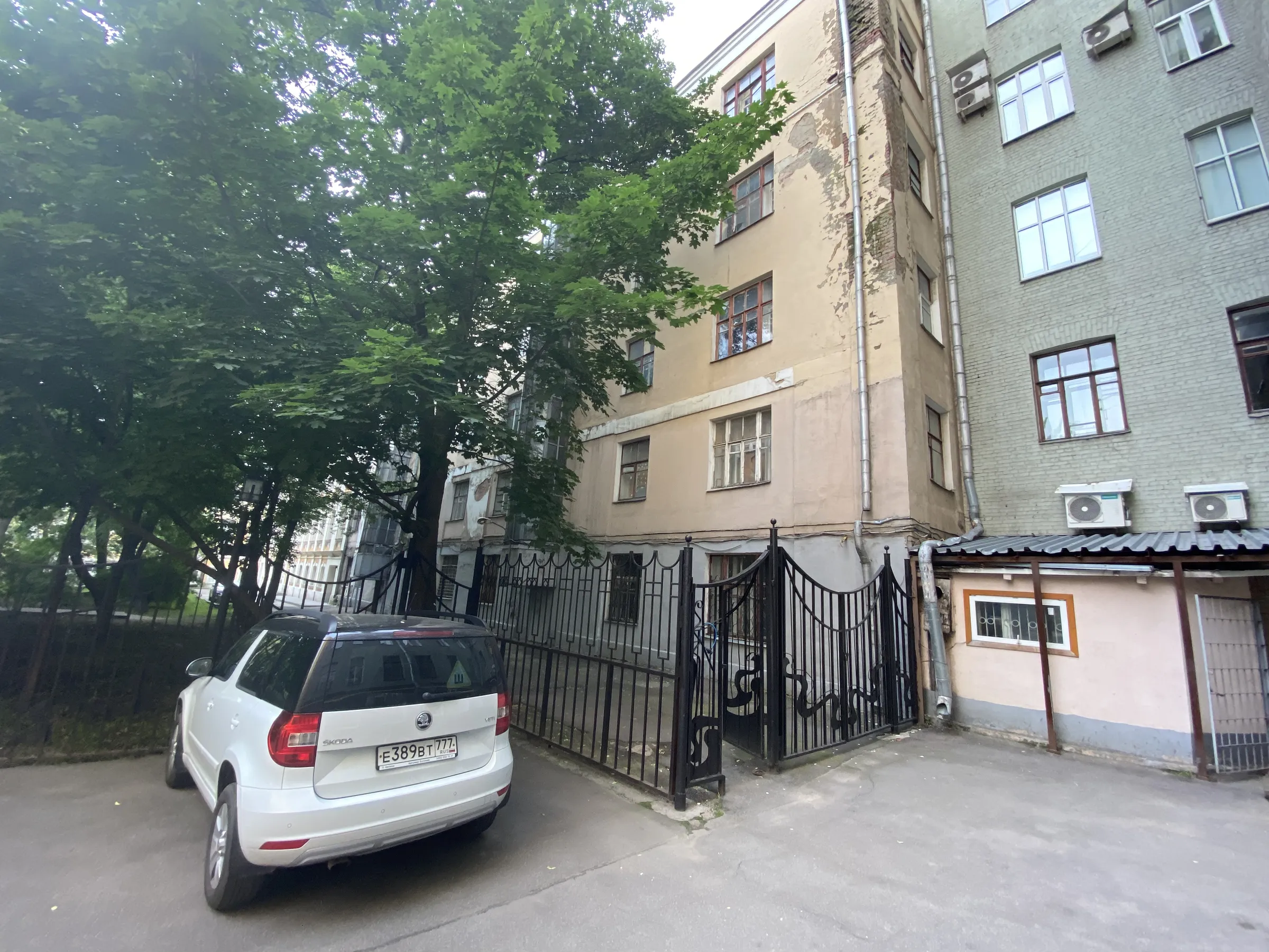 Сталинка с обветшалым двором, фото 5