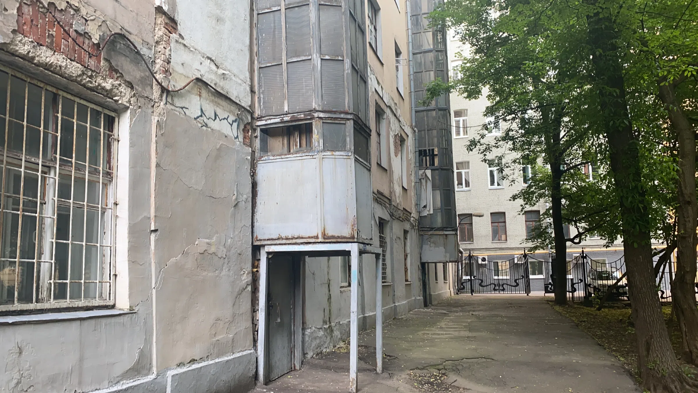 Сталинка с обветшалым двором, фото 1