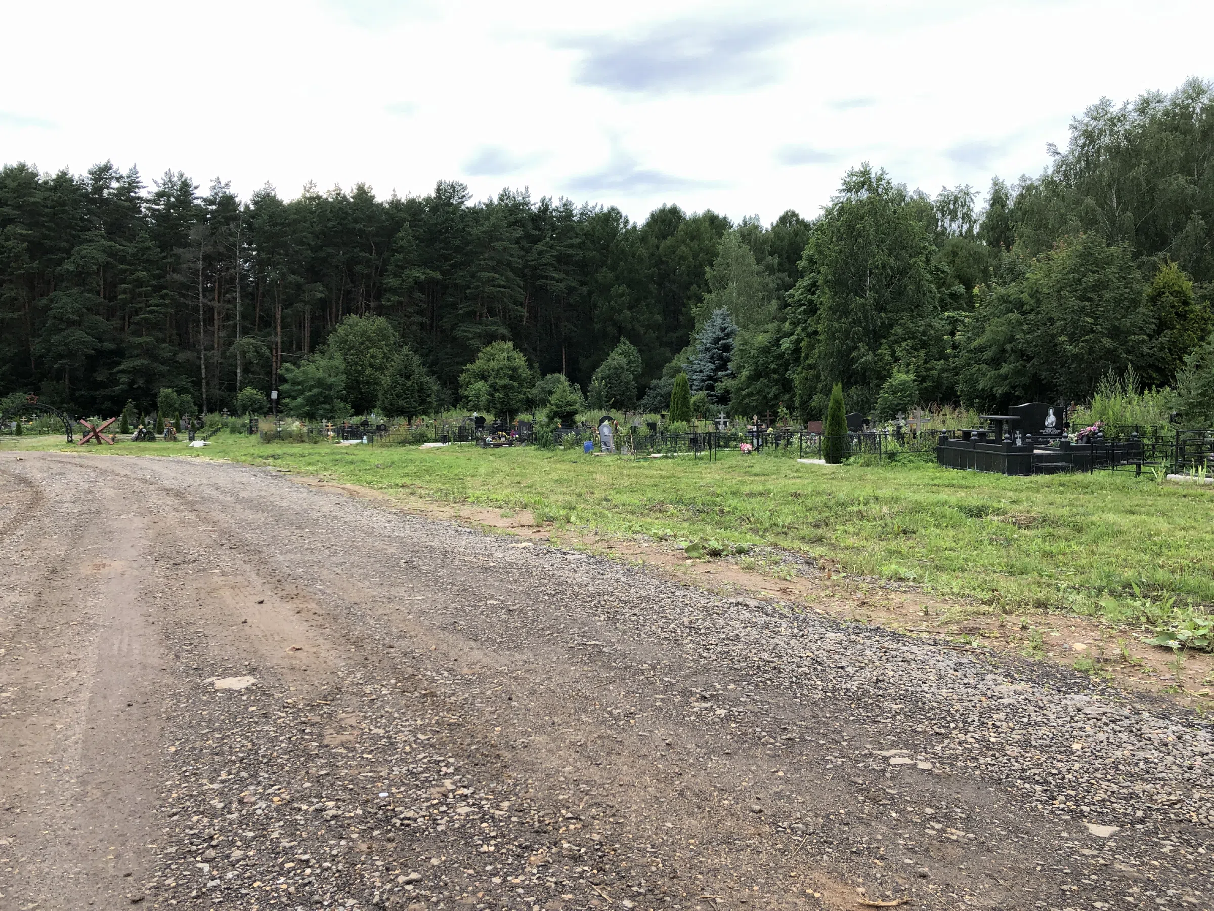 Кладбище в лесу за городом, фото 18