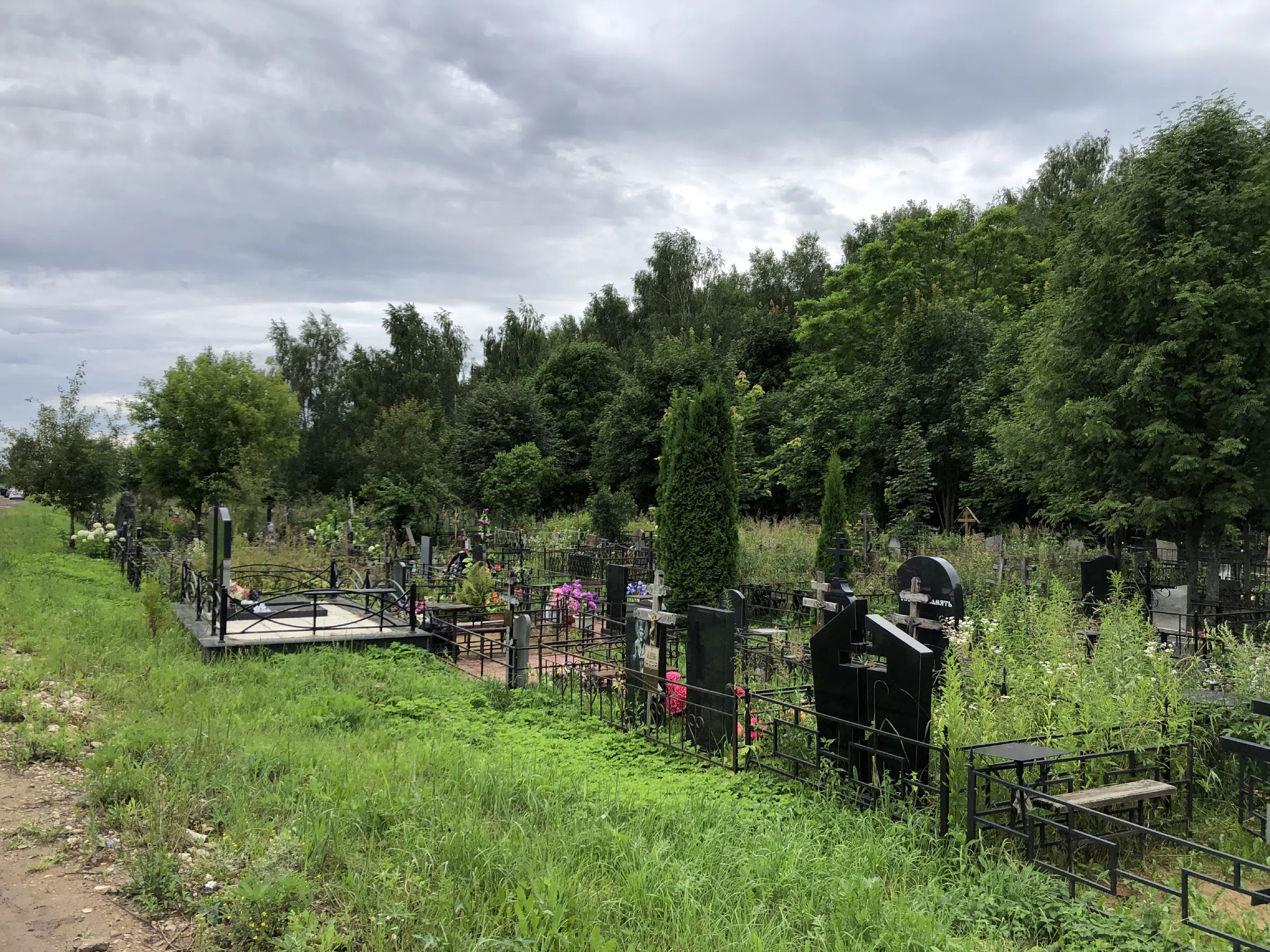 Кладбище в лесу за городом, фото 7