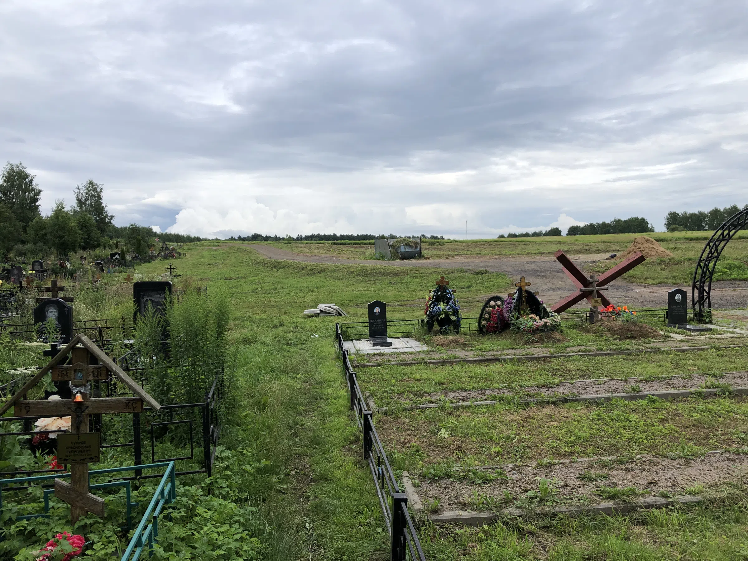 Кладбище в лесу за городом, фото 21