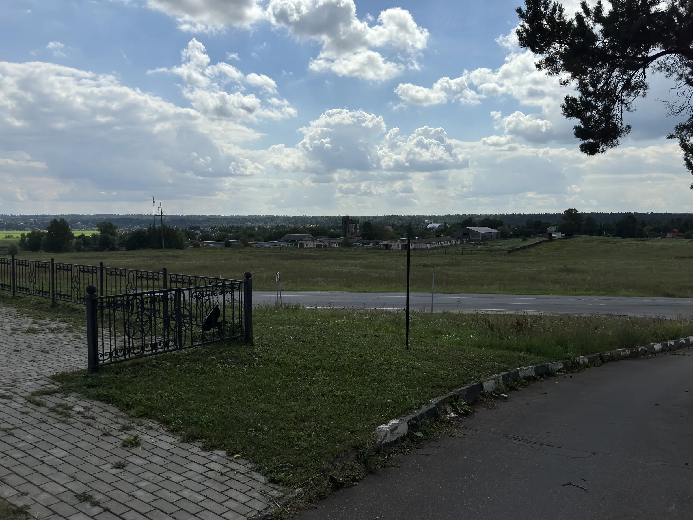 Лесное кладбище с мемориалом, фото 2