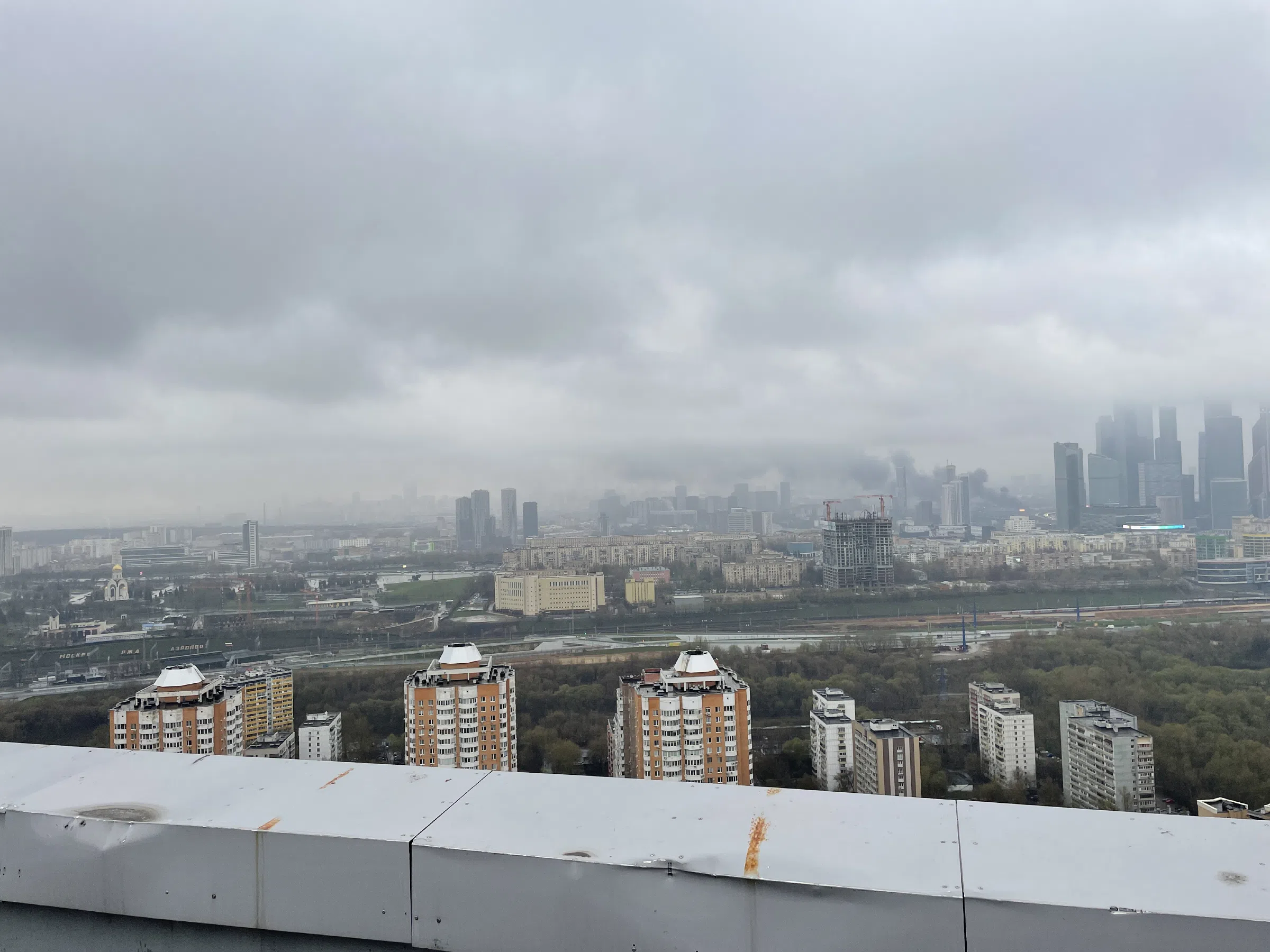 Небоскреб с массивными колоннами, фото 21