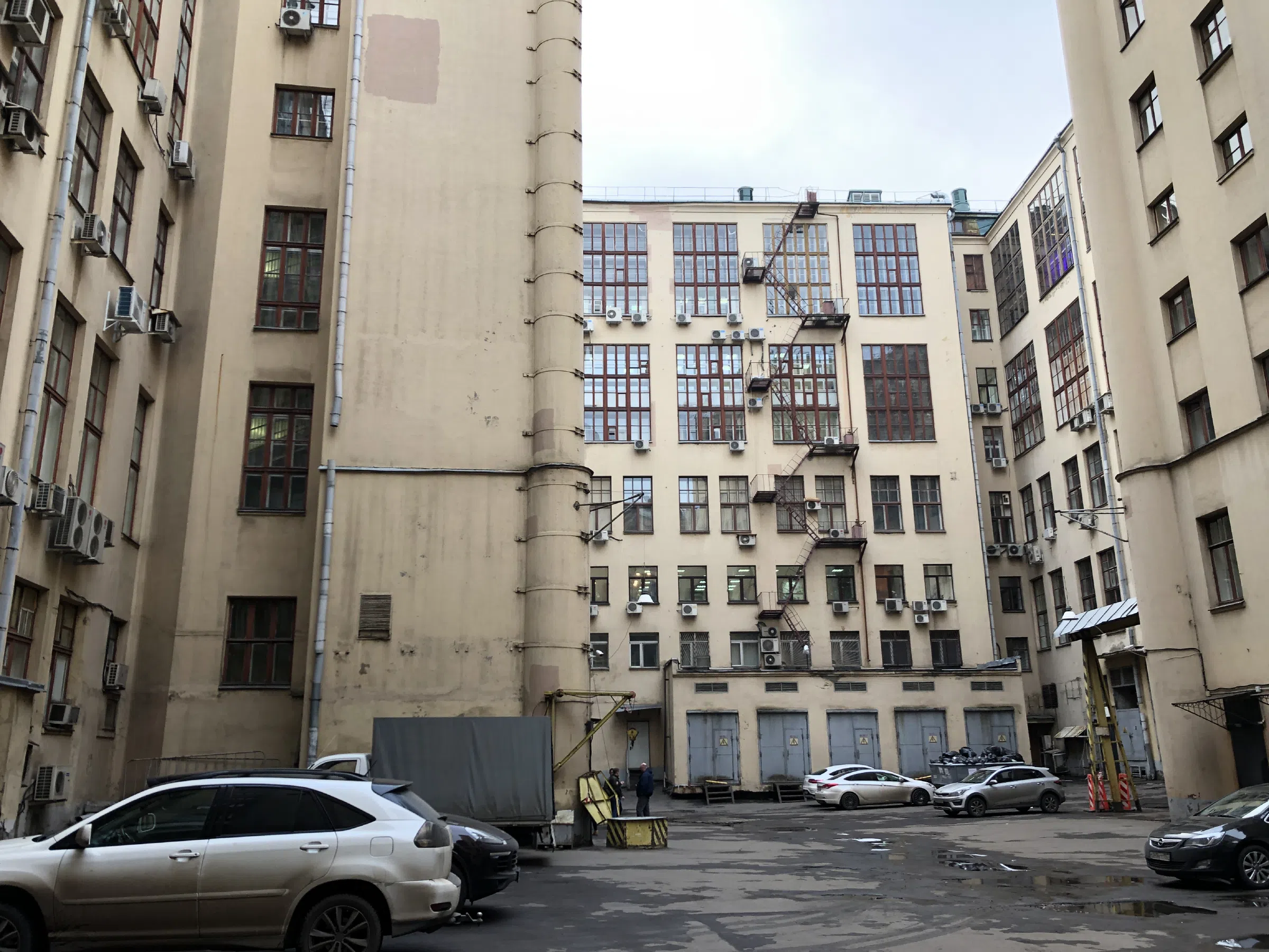 Двор индустриальных зданий, фото 2