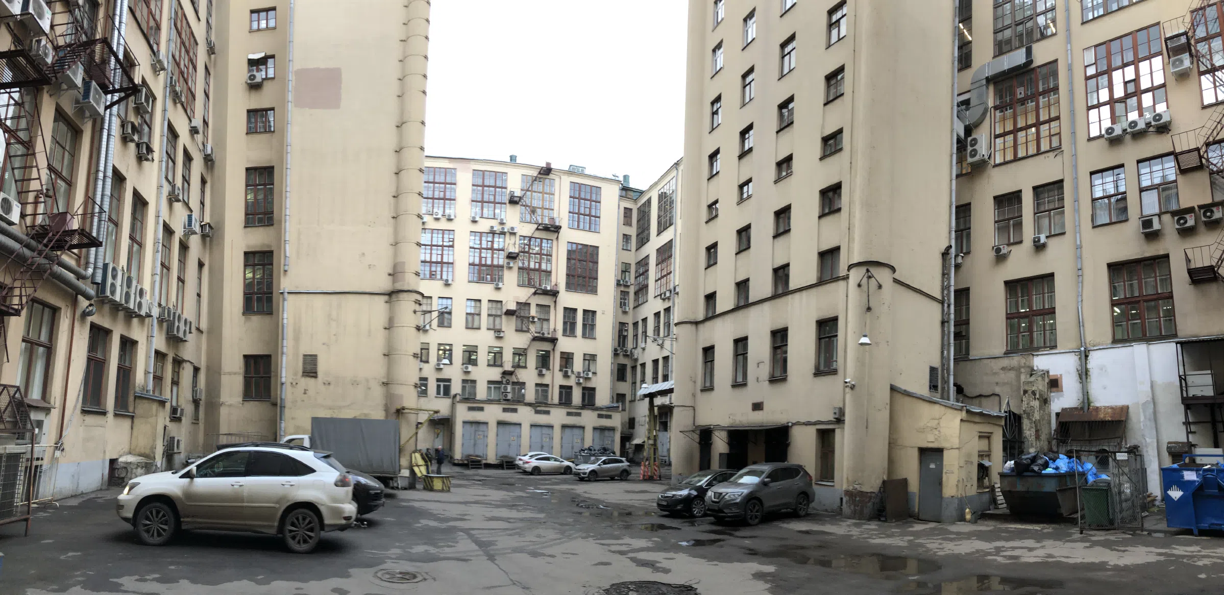 Двор индустриальных зданий, фото 1