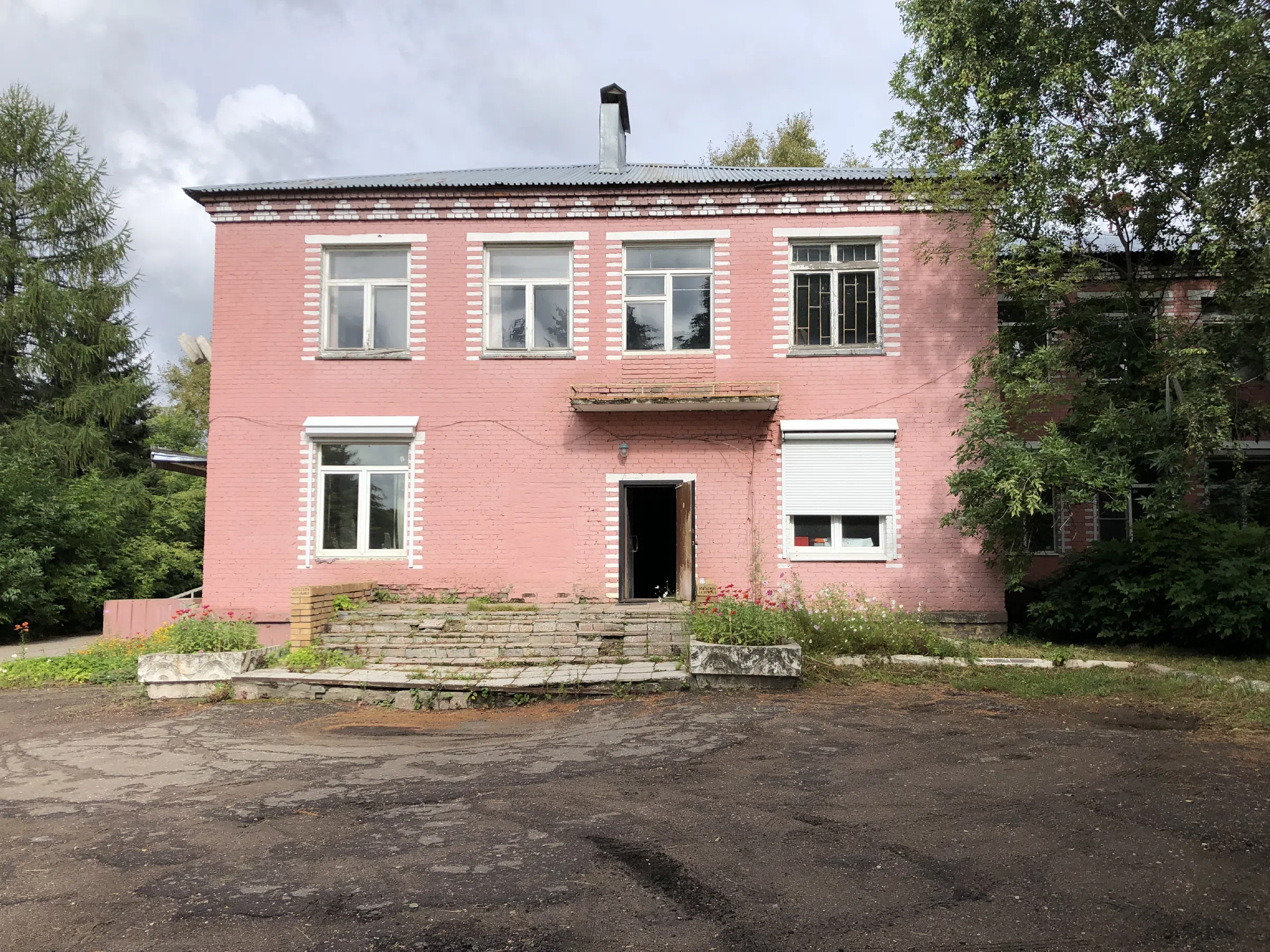Розовый дом в лесу, фото 1