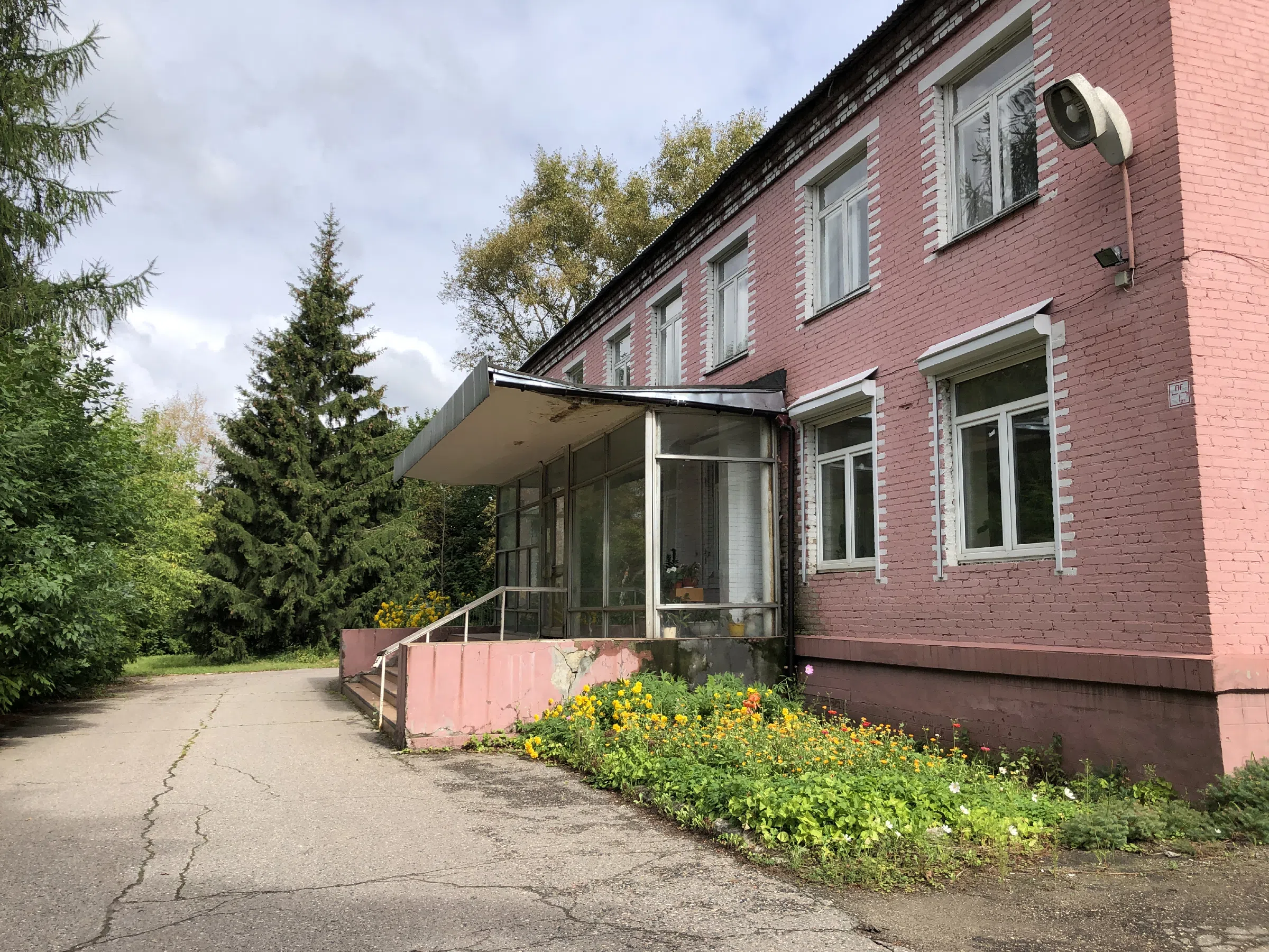 Розовый дом в лесу, фото 2