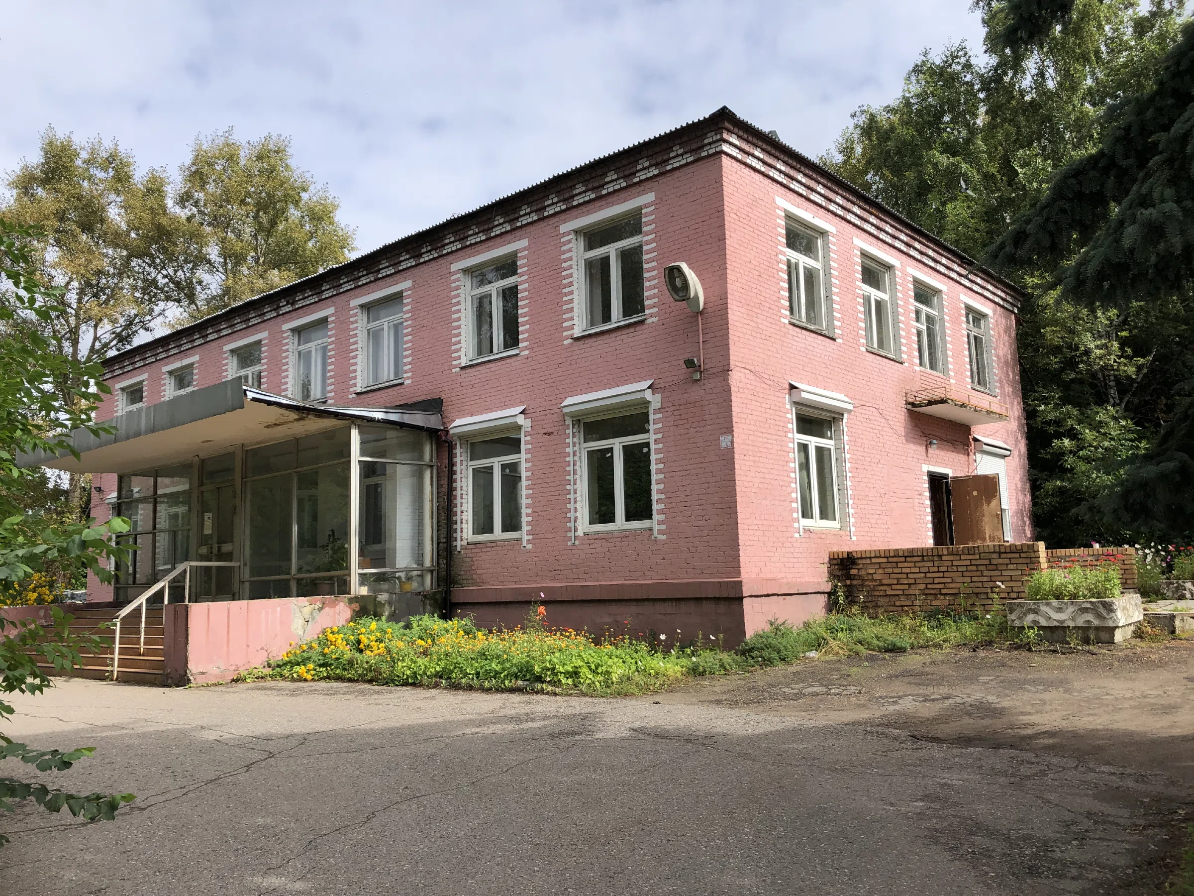 Розовый дом в лесу, фото 3