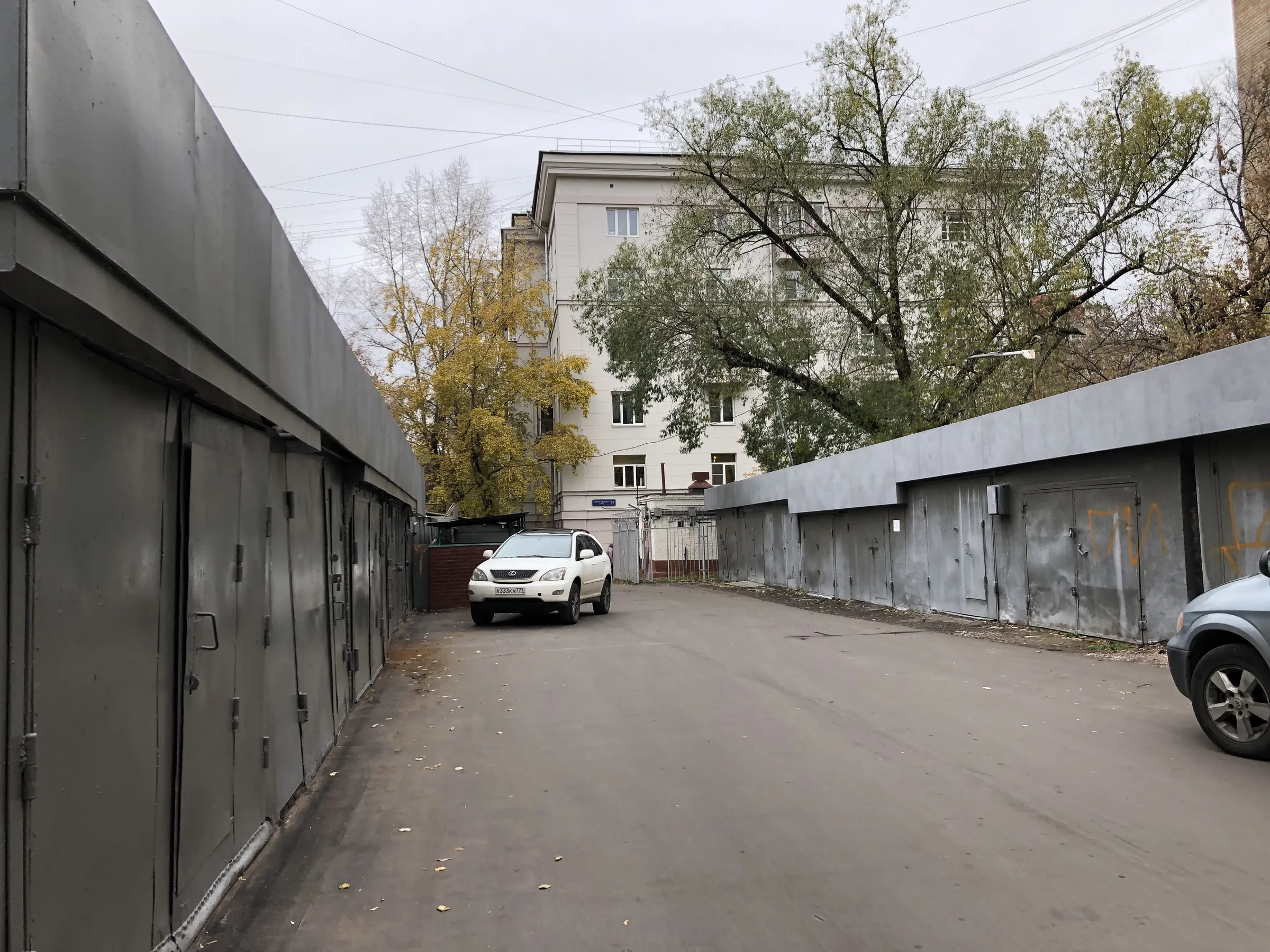 Ряды гаражей во дворе, фото 1