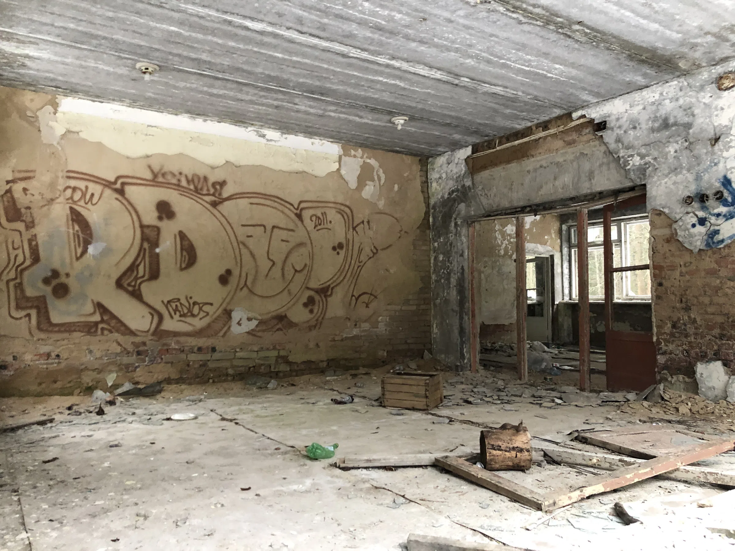 Заброшенная школа с внутренним двором, фото 12