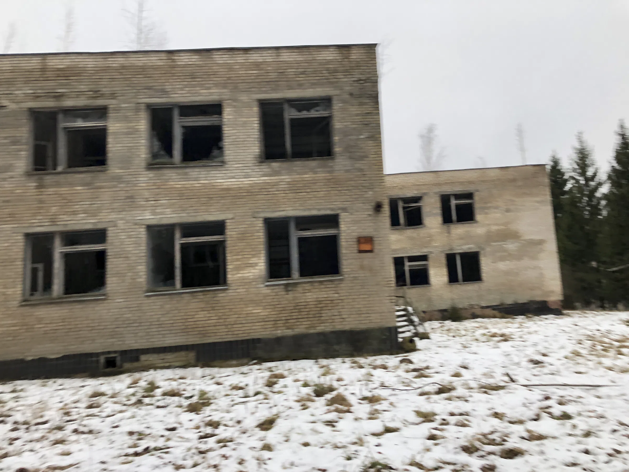 Заброшенная школа с внутренним двором, фото 4