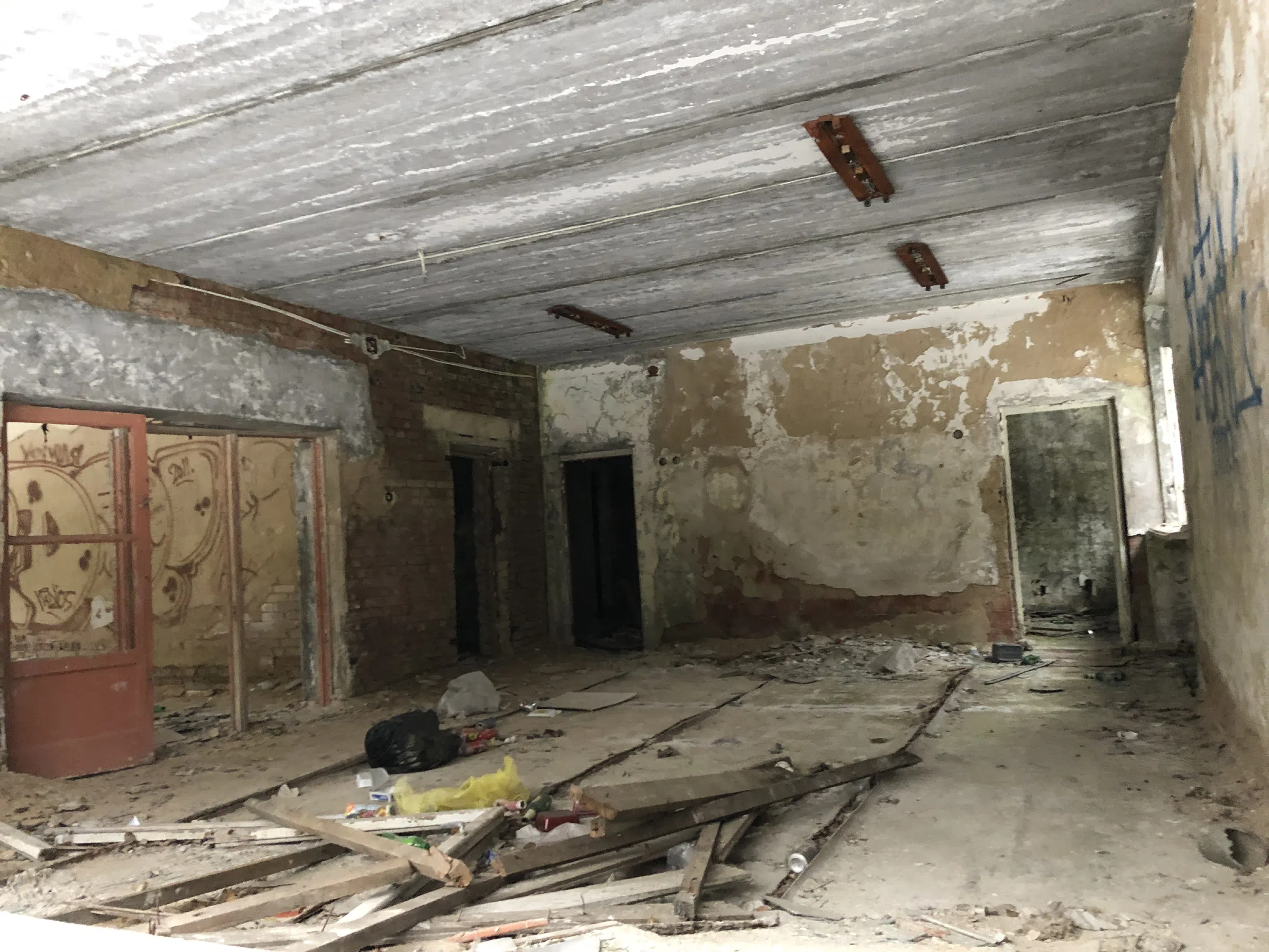 Заброшенная школа с внутренним двором, фото 11