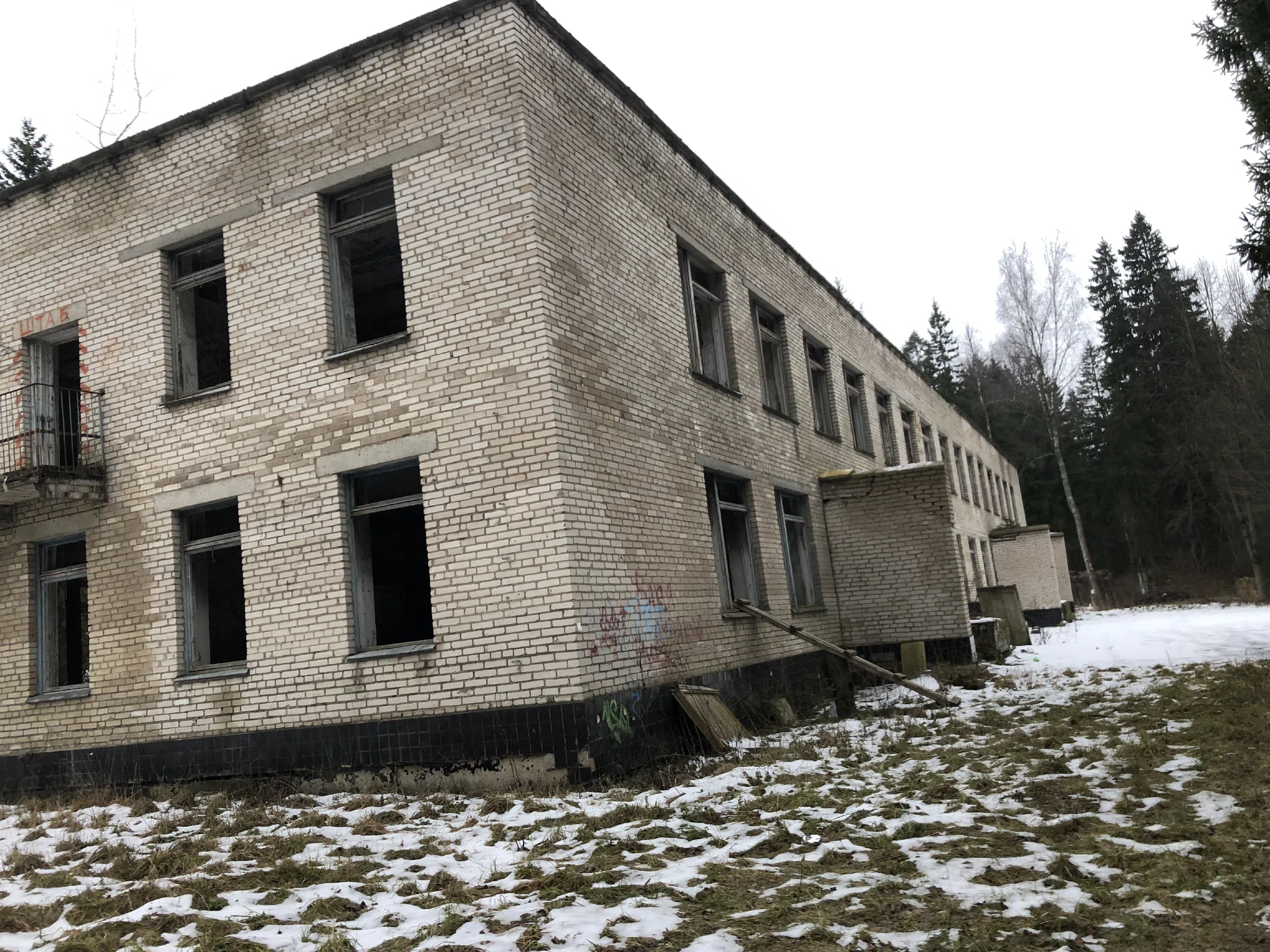 Заброшенная школа с внутренним двором, фото 8