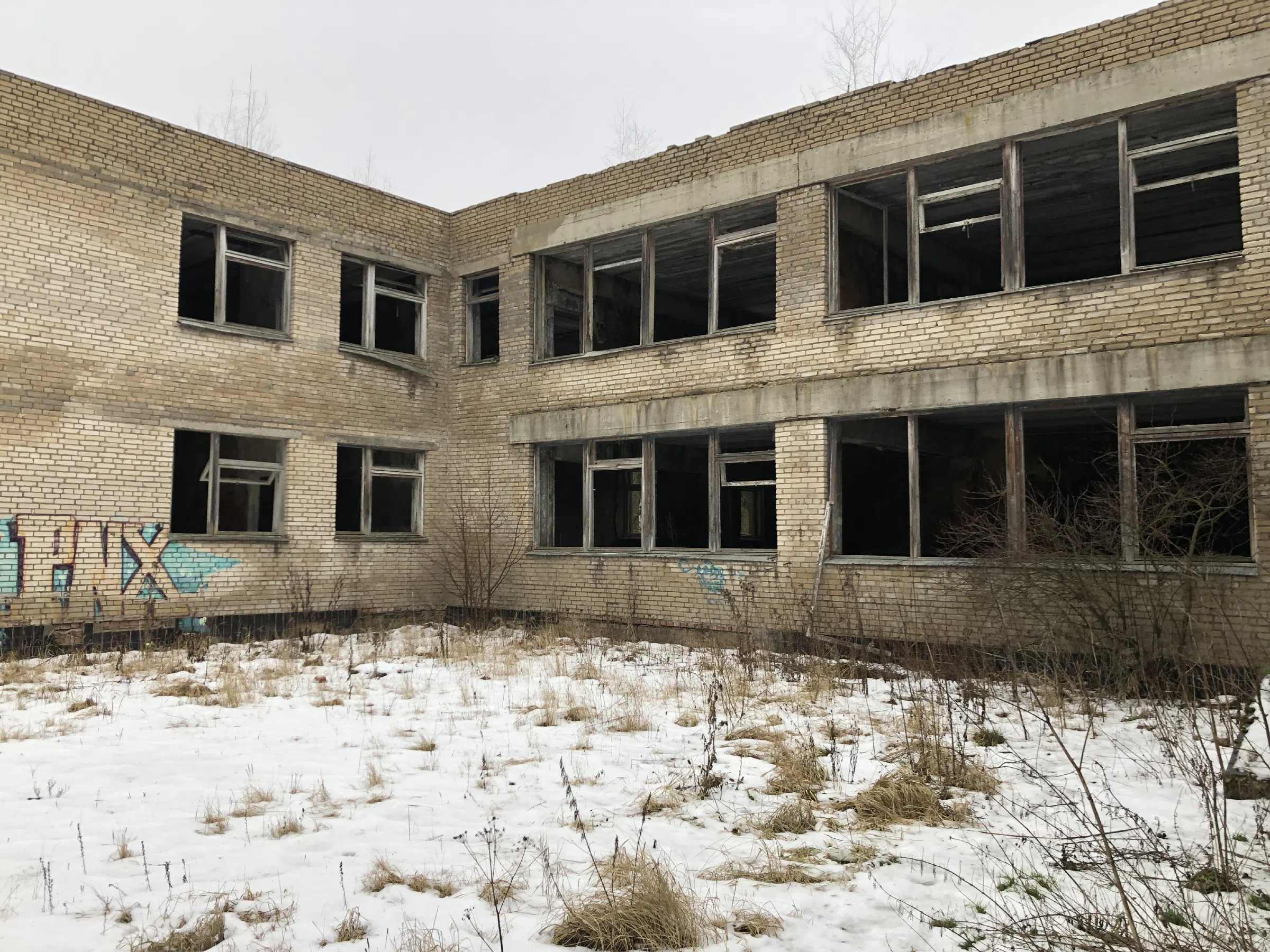 Заброшенная школа с внутренним двором, фото 13
