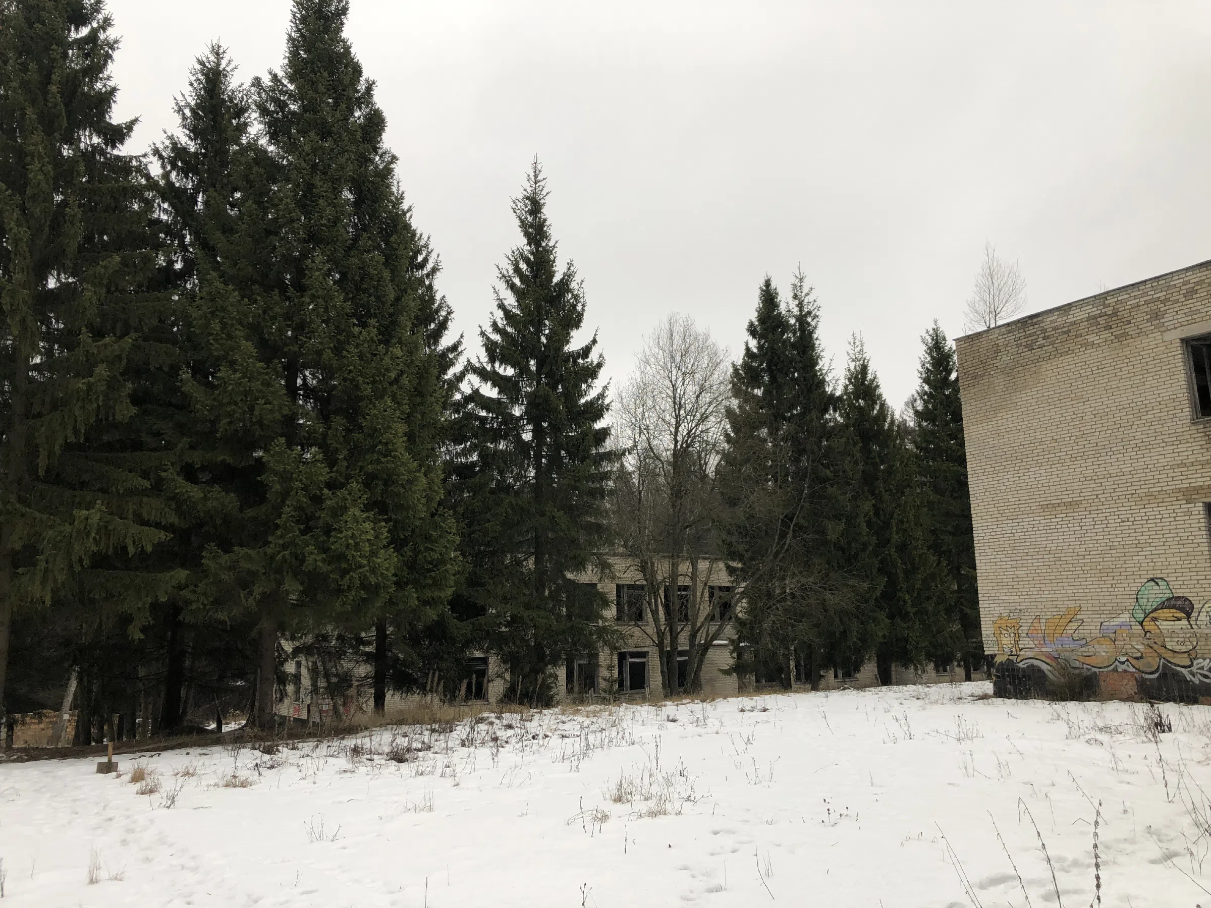 Заброшенная школа с внутренним двором, фото 18