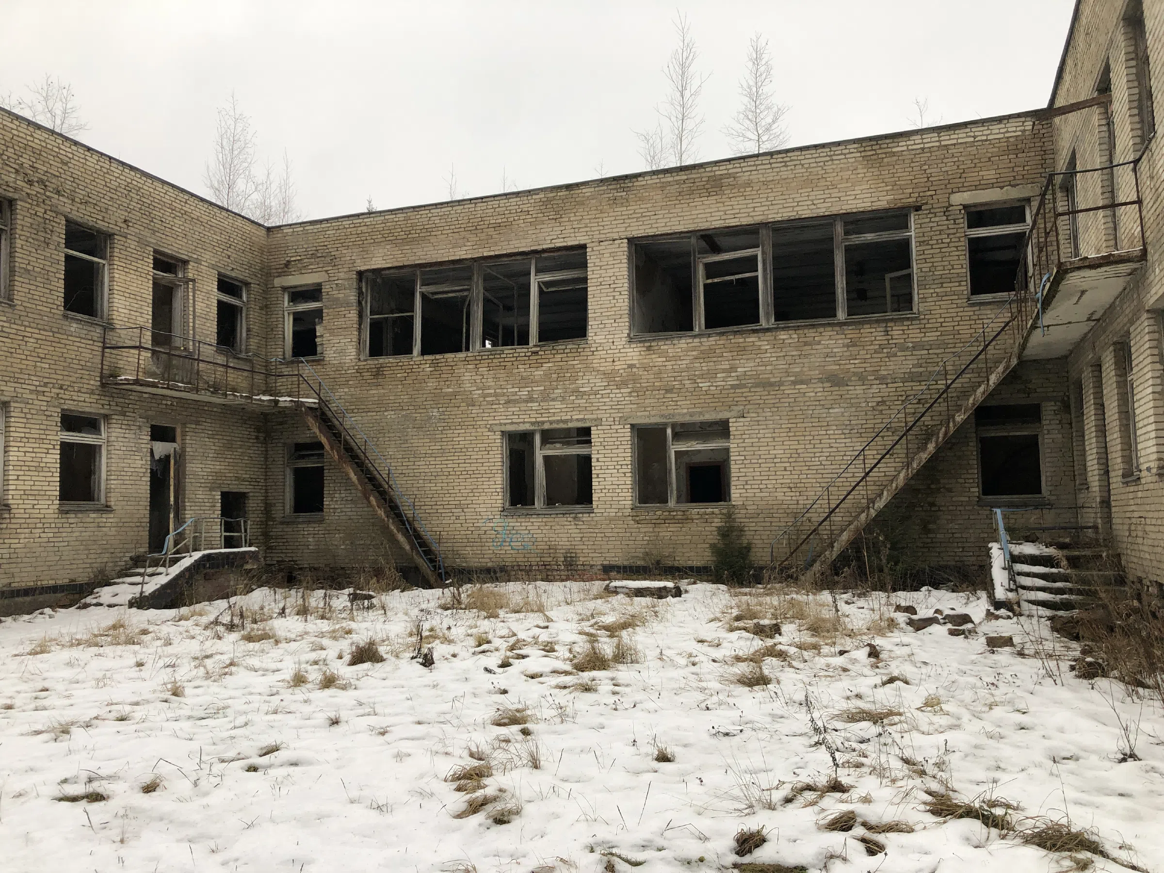 Заброшенная школа с внутренним двором, фото 15