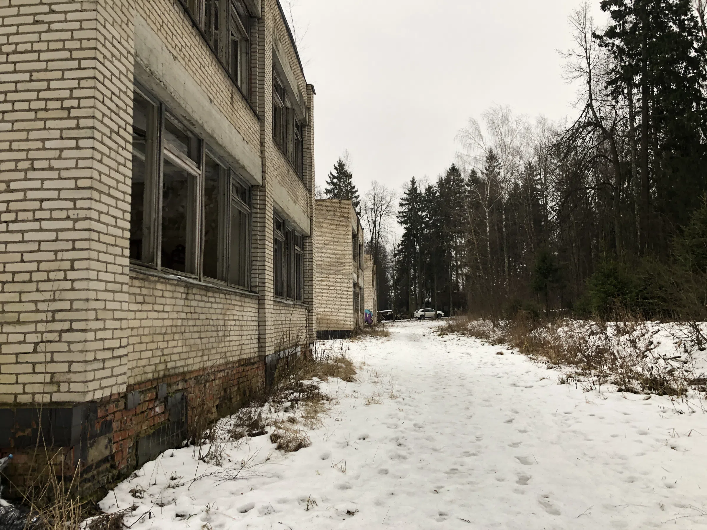 Заброшенная школа с внутренним двором, фото 17