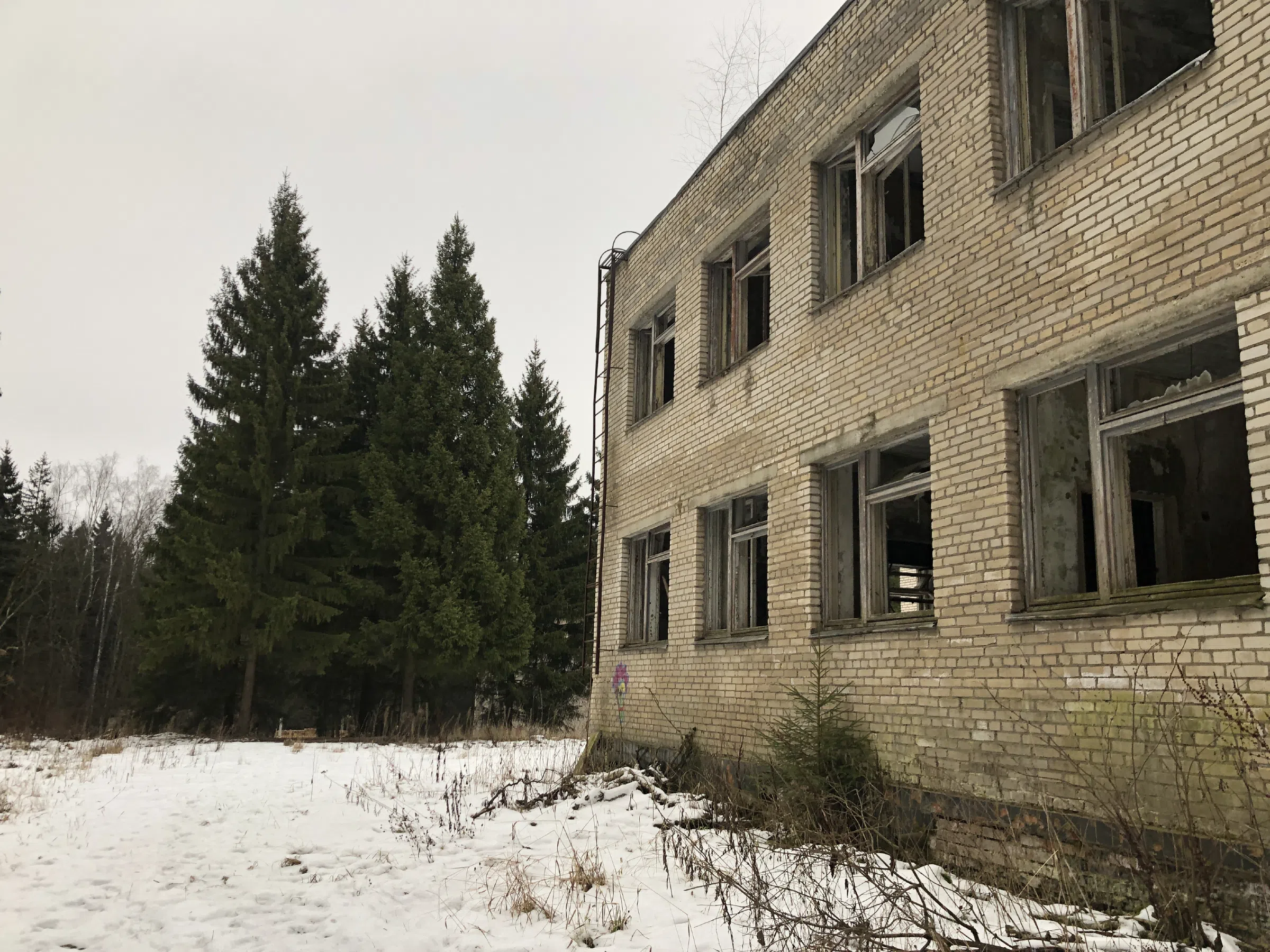 Заброшенная школа с внутренним двором, фото 16