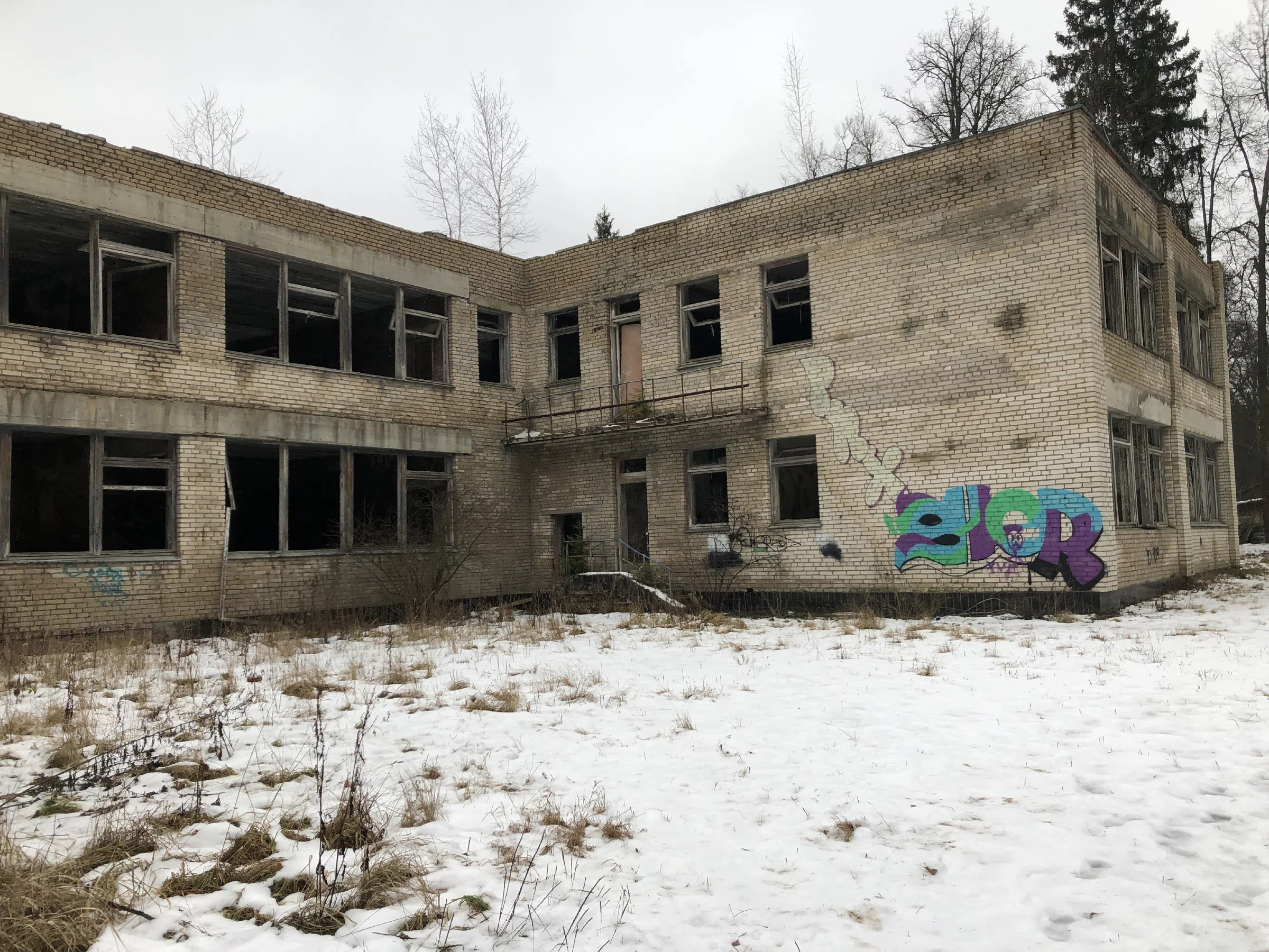 Заброшенная школа с внутренним двором, фото 14