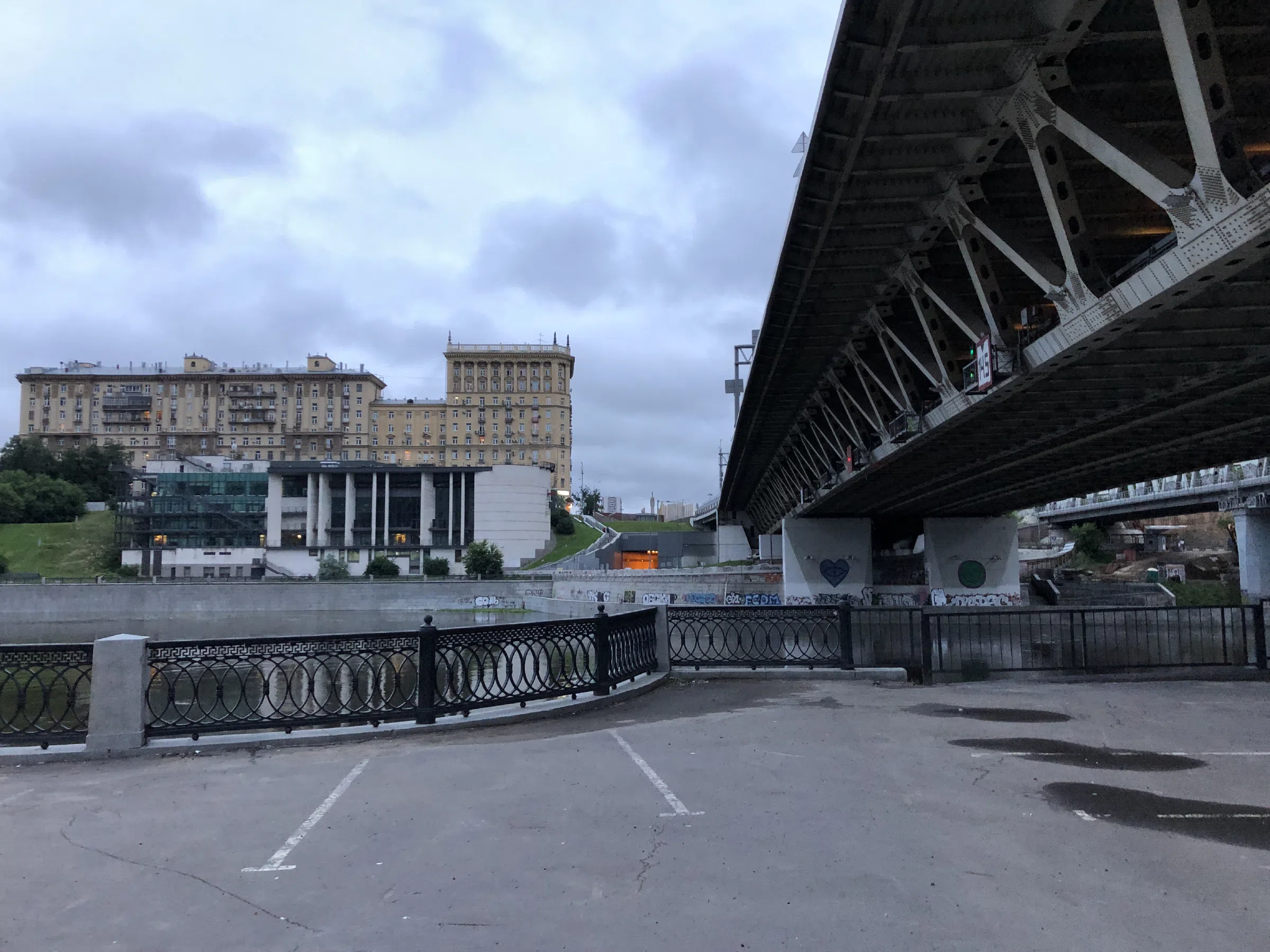 Набережная под мостом, фото 8