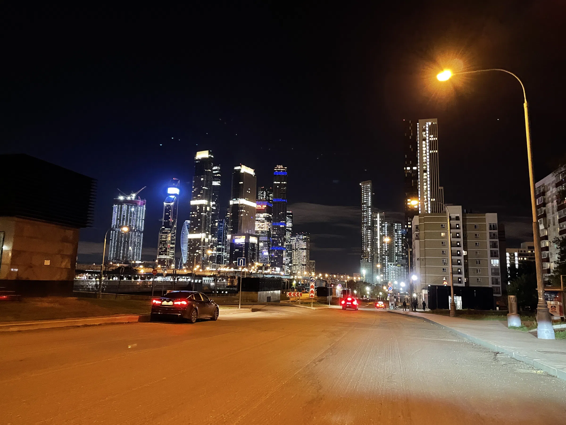 Ночной город с высотками, фото 2