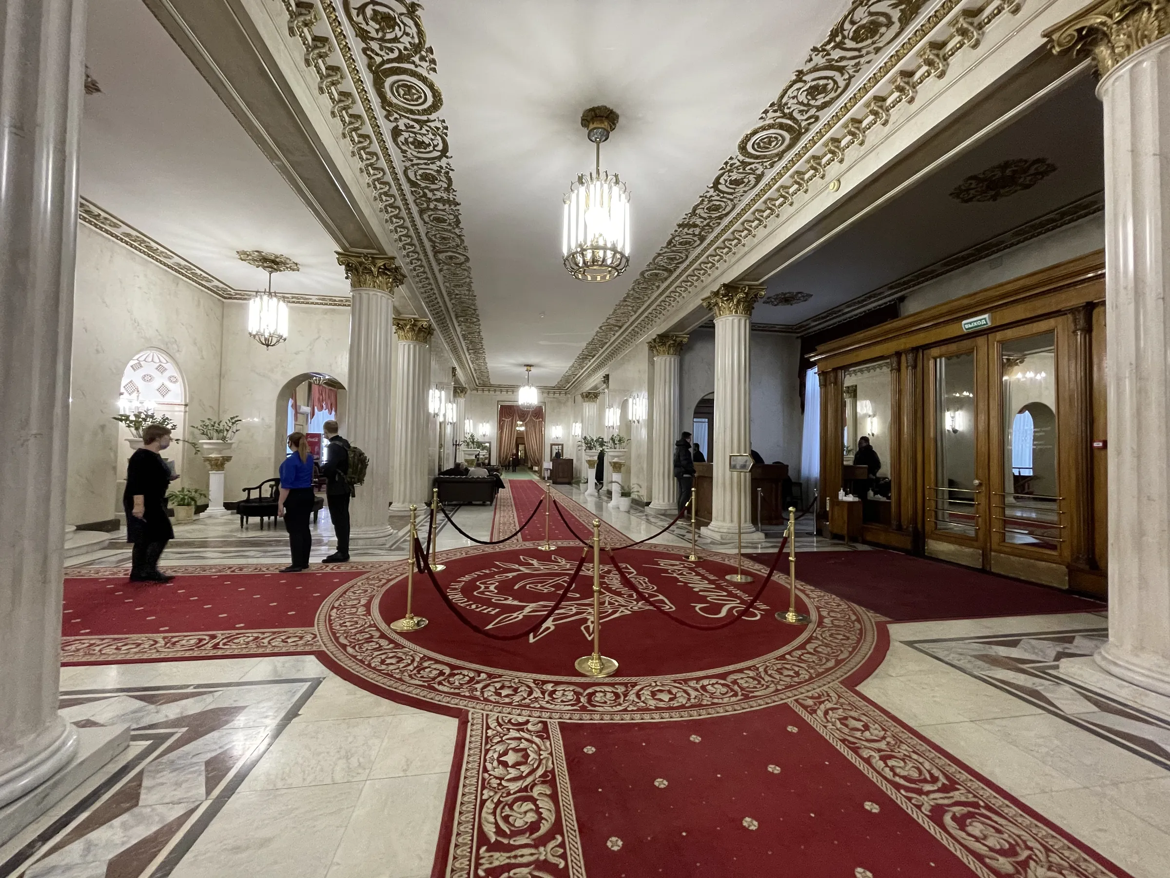 Мраморный зал с коврами, фото 1