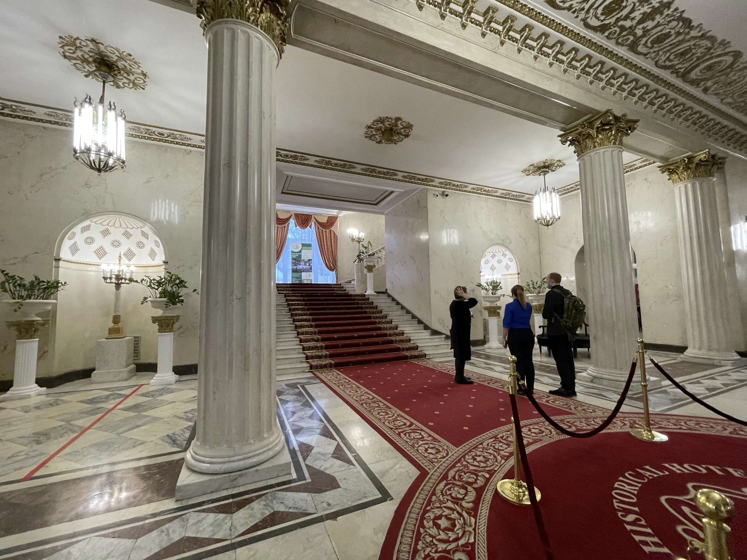 Мраморный зал с коврами, фото 2