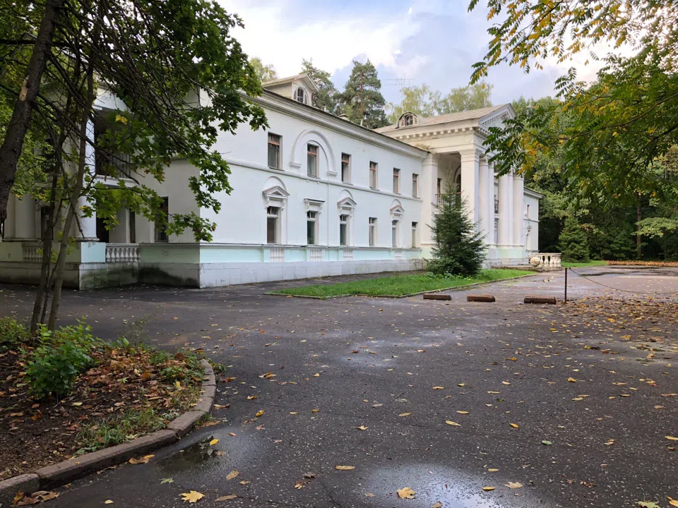 Классический отель в парке, фото 1