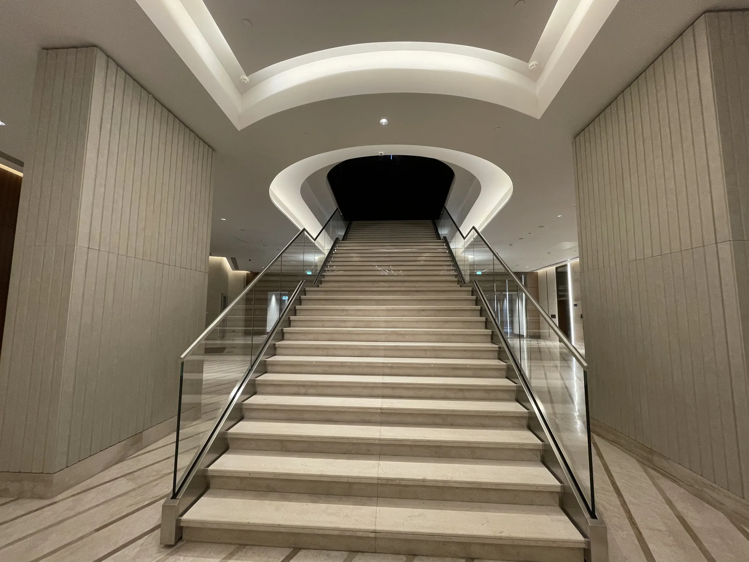 Отель с колоннами и лестницей, фото 12