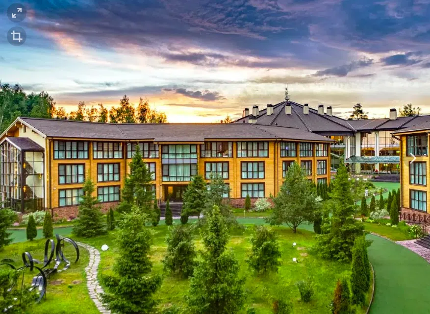 Лесной отель с бассейнами, фото 1