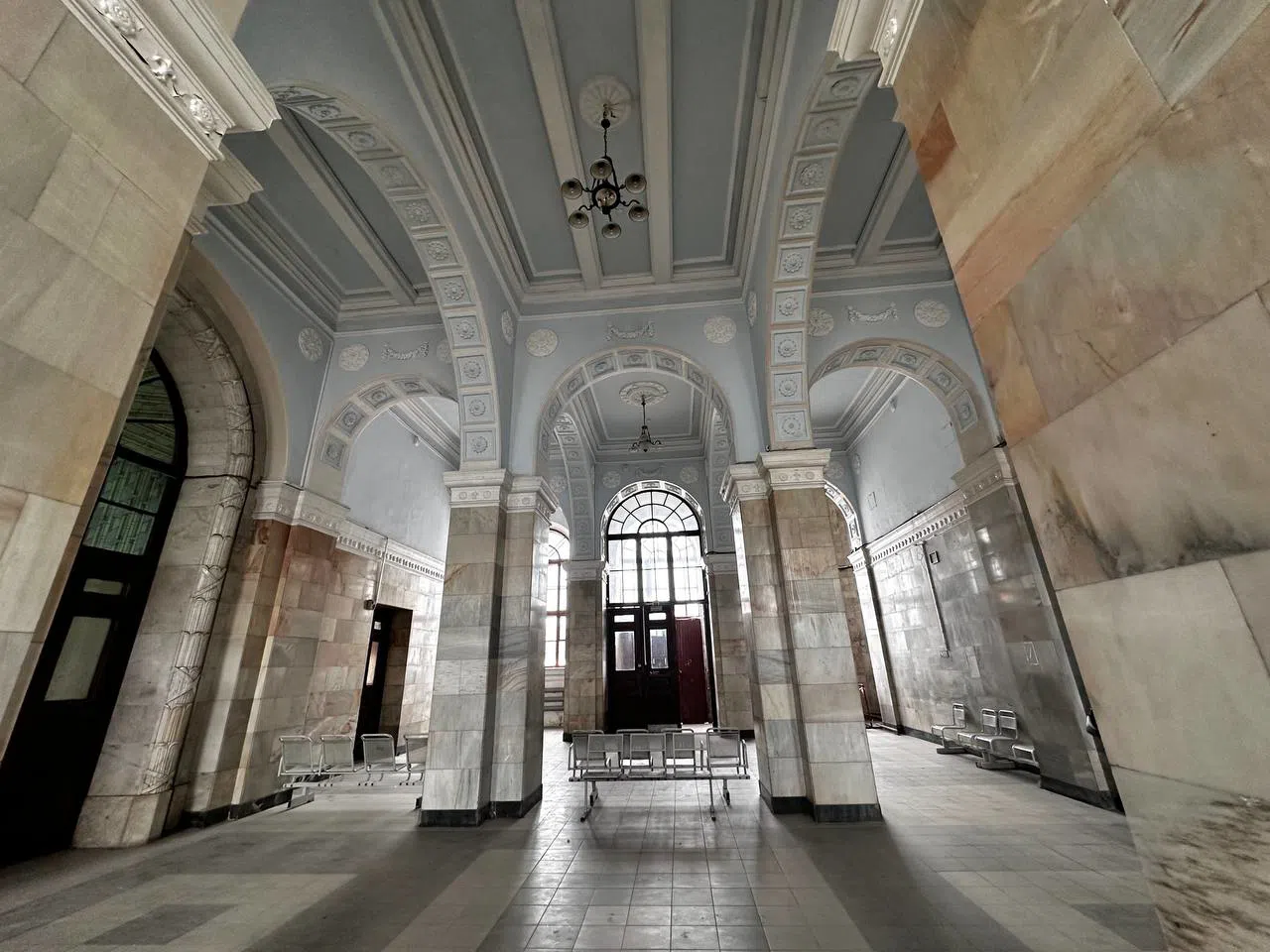 Классический вокзал с окнами-арками, фото 16