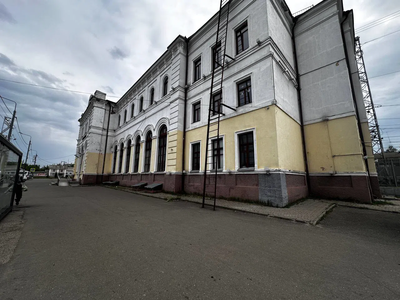 Классический вокзал с окнами-арками, фото 14