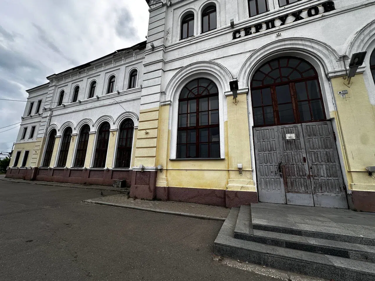 Классический вокзал с окнами-арками, фото 11