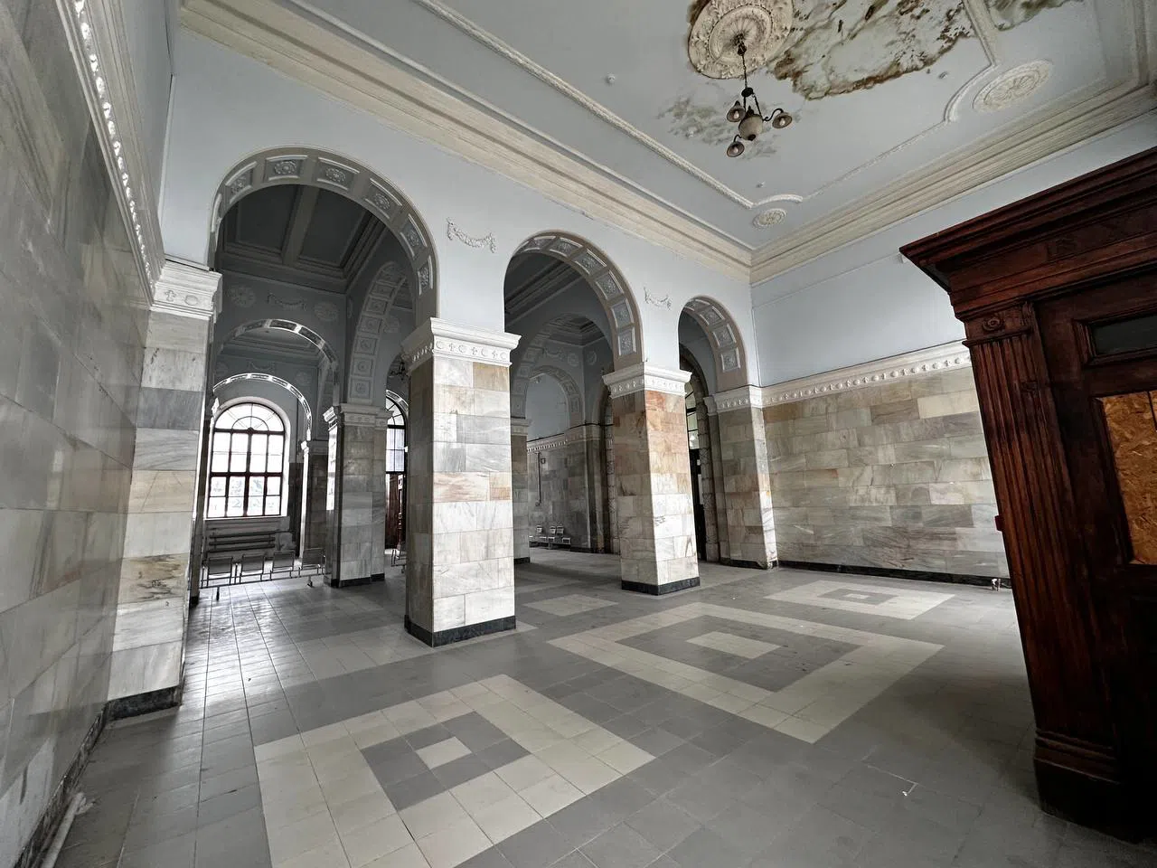Классический вокзал с окнами-арками, фото 20