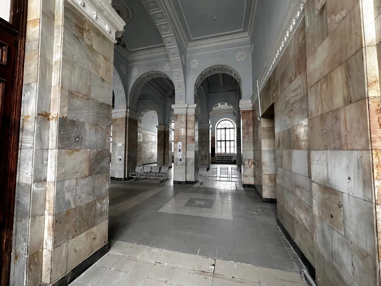 Классический вокзал с окнами-арками, фото 15