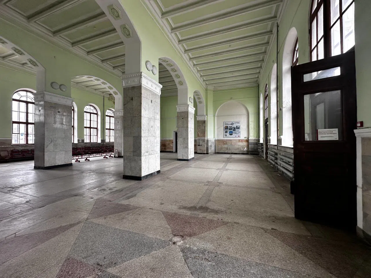 Классический вокзал с окнами-арками, фото 22