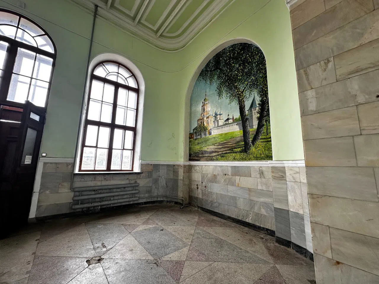 Классический вокзал с окнами-арками, фото 21