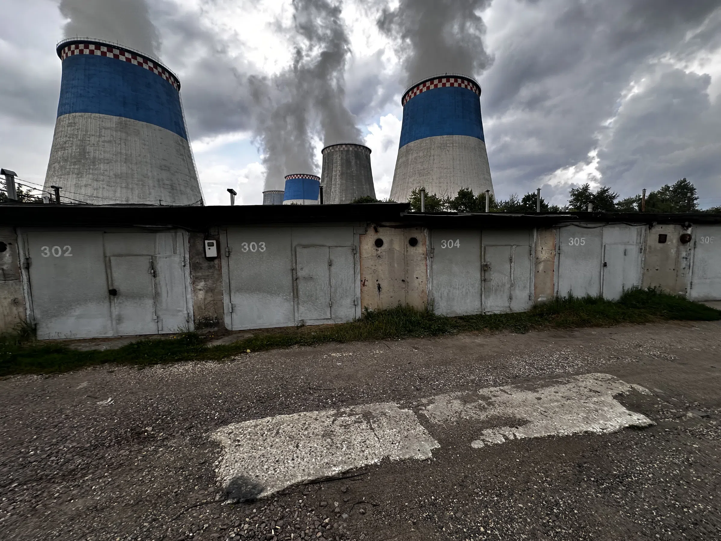 Ряды гаражей у башен, фото 4