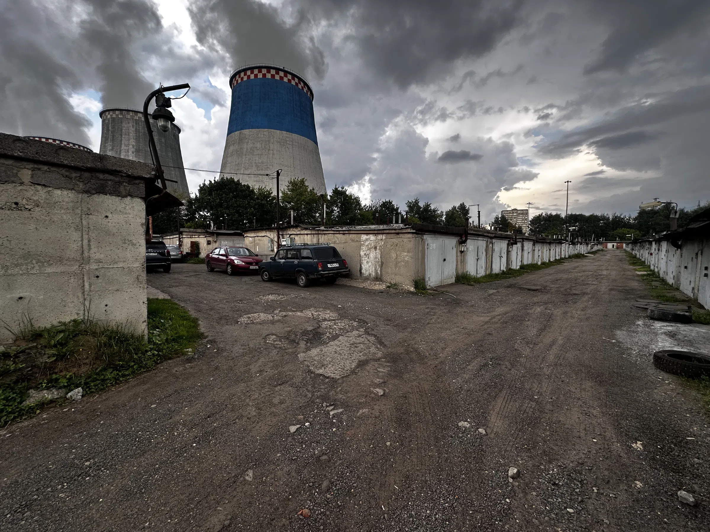Ряды гаражей у башен, фото 1