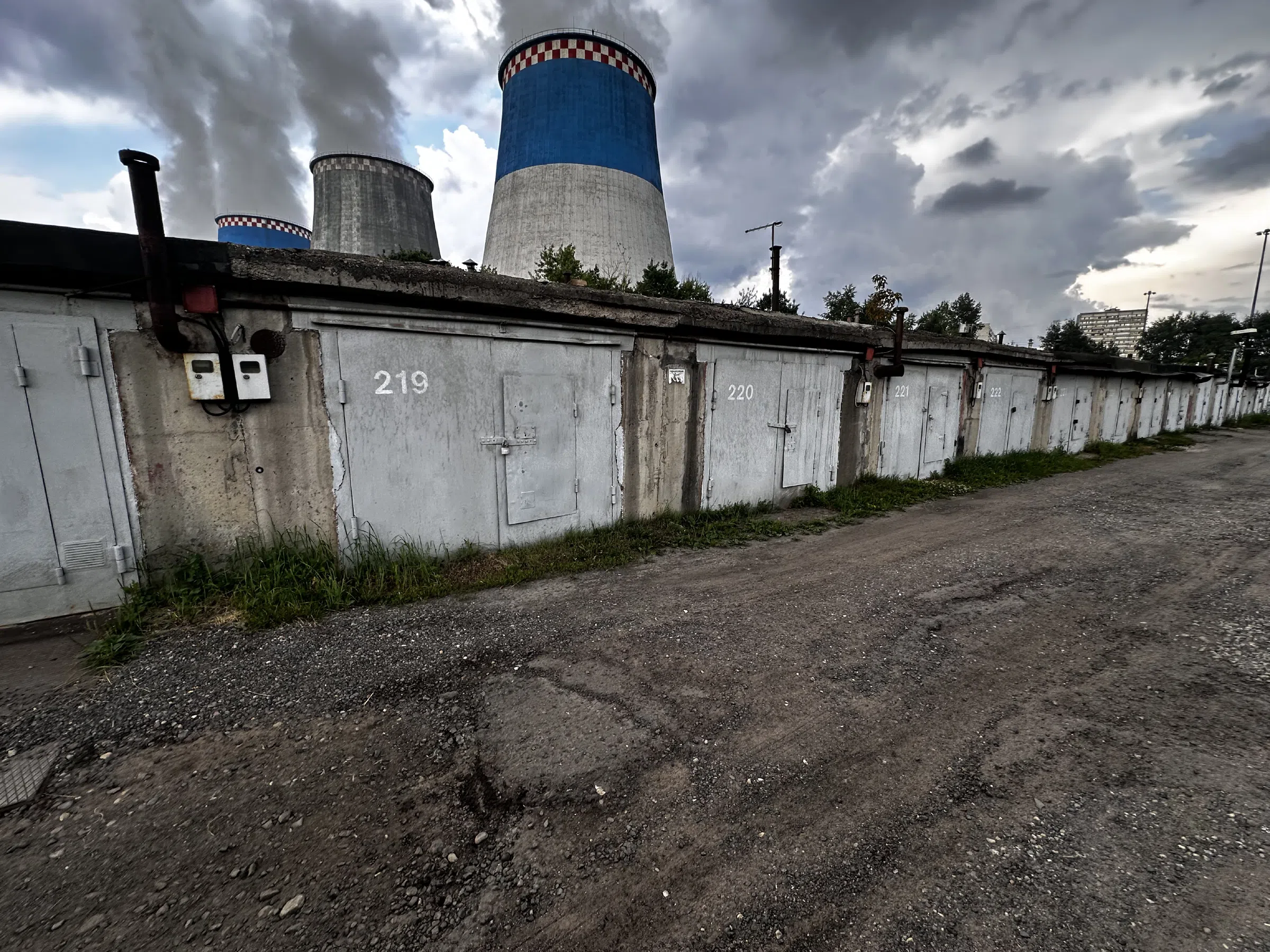 Ряды гаражей у башен, фото 8