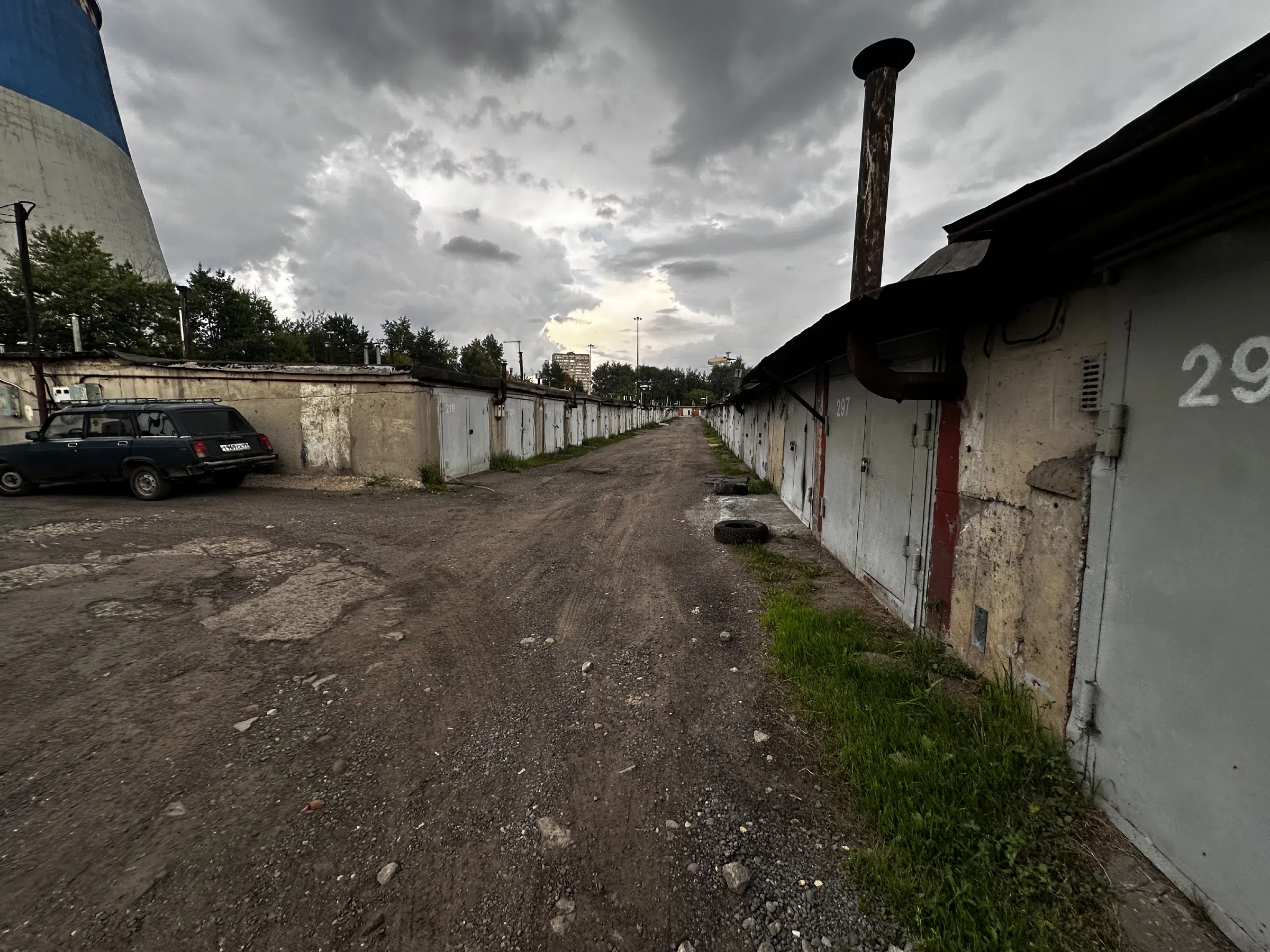 Ряды гаражей у башен, фото 2