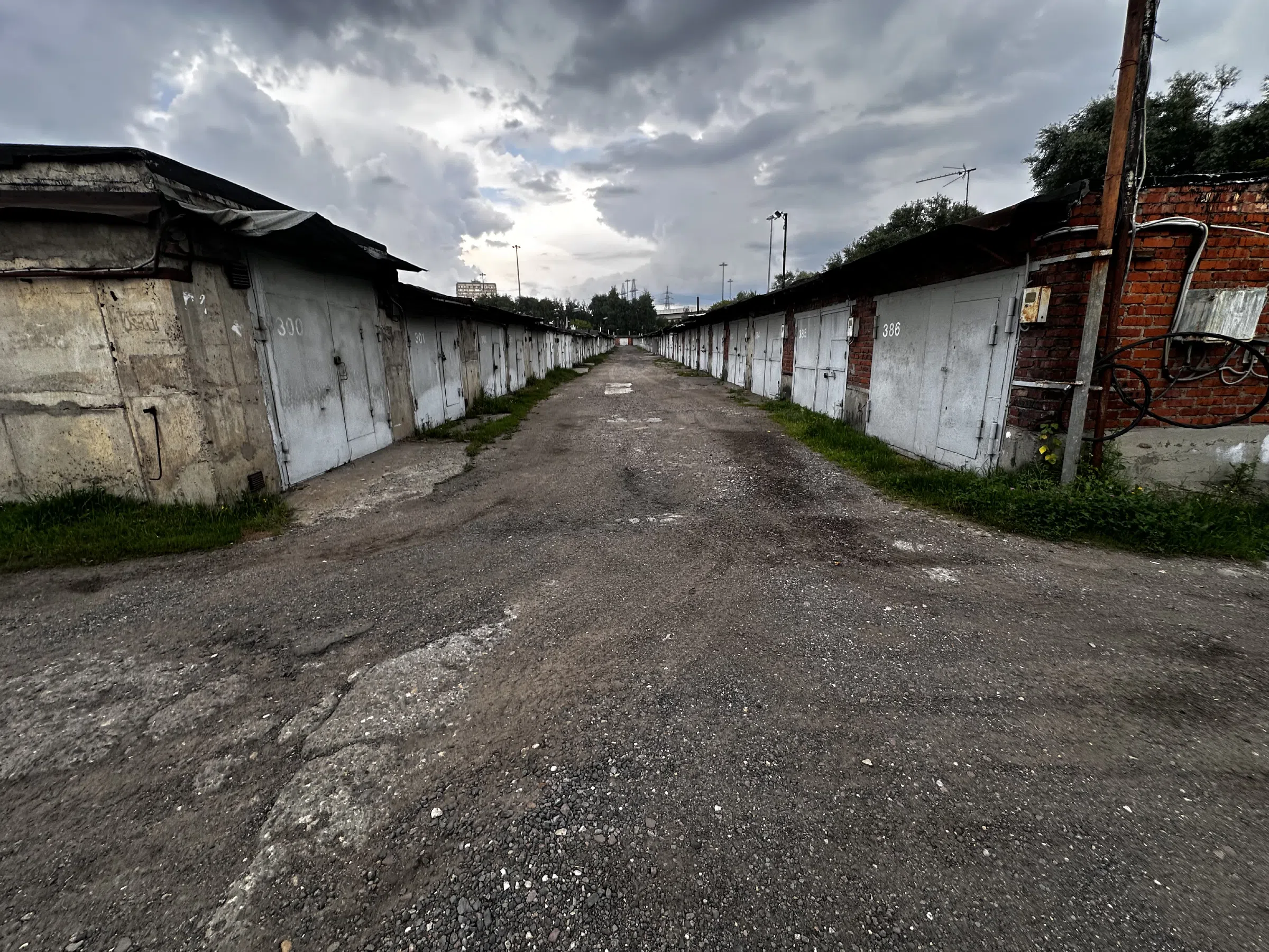 Ряды гаражей у башен, фото 7